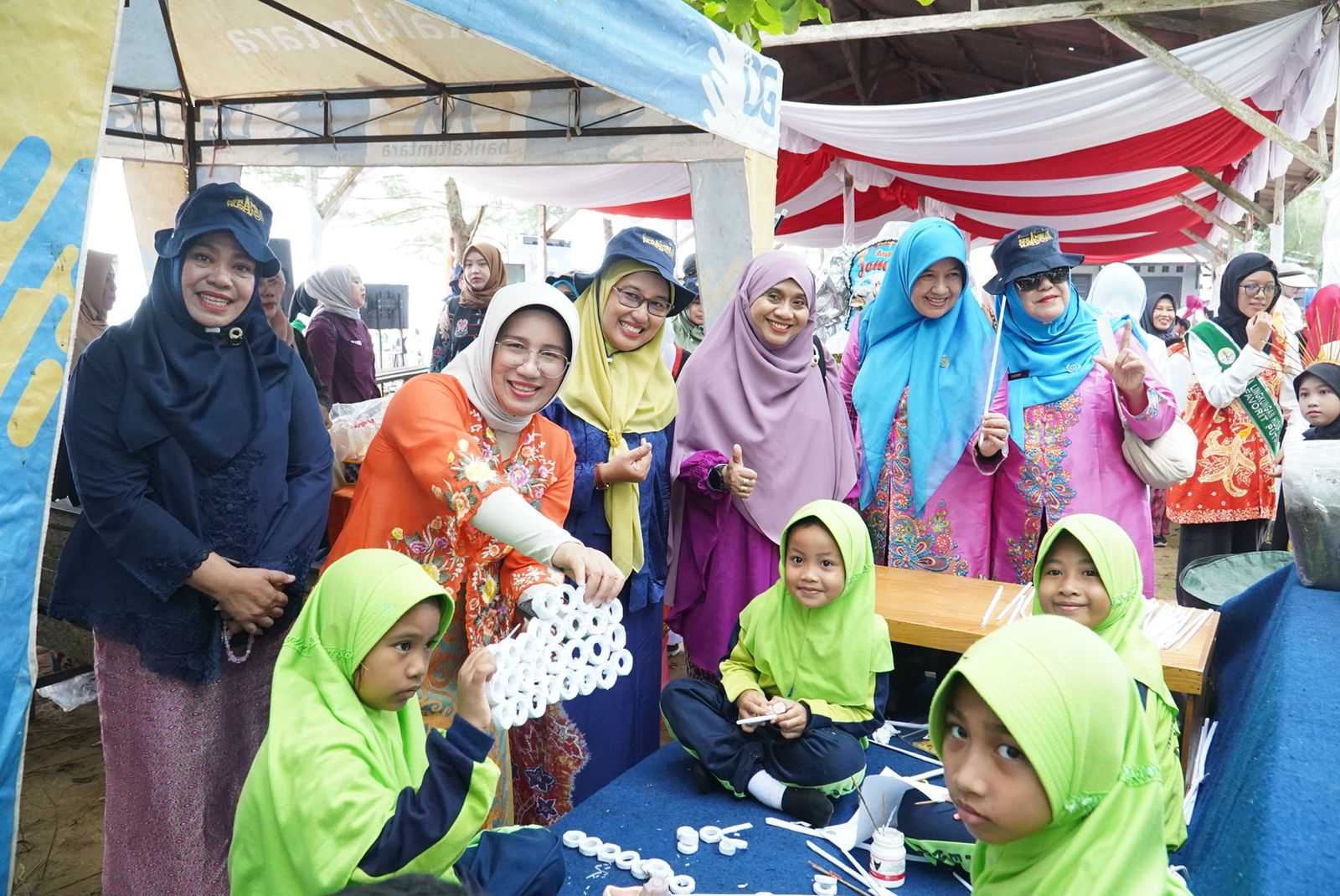  Kunjungan Pj. Ketua Tim Penggerak PKK Provinsi Kalimantan Timur, dr. Yulia Zubir, M. Epid Dalam Rangka Gerakan Pemberantasan Sarang Nyamuk (PSN)