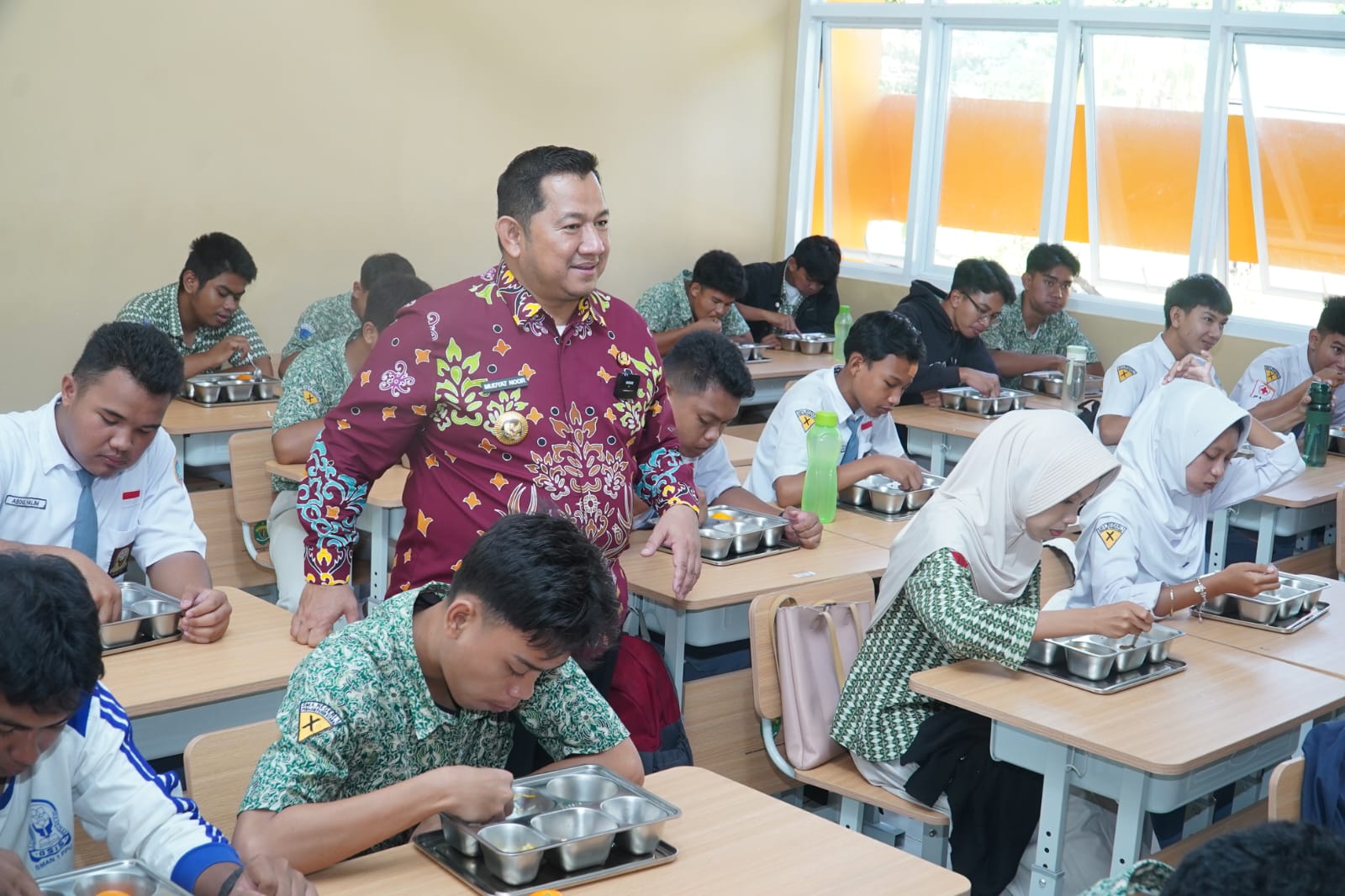 Pastikan Program Presiden Tepat Sasaran, Bupati PPU Tinjau SPPG dan Penyaluran MBG di SMAN 1 Penajam