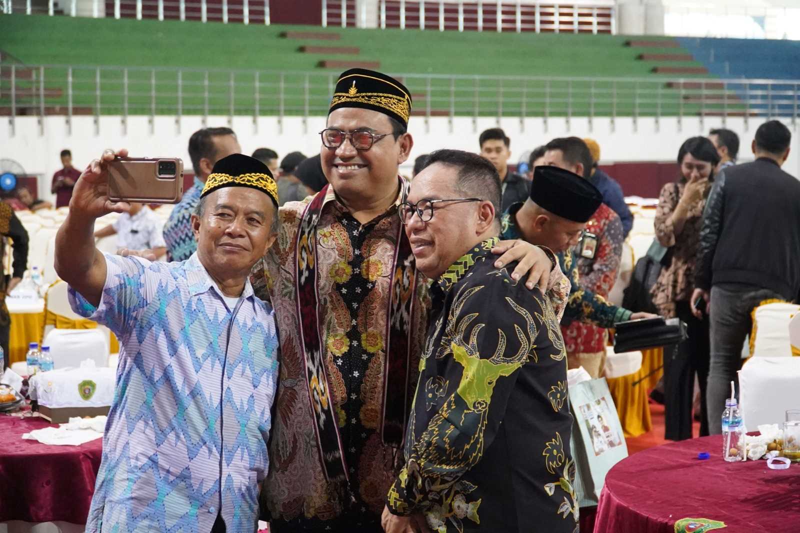 Pemkab PPU Gelar Pisah Sambut Pj. Bupati Makmur Marbun Kepada Pj. Bupati Muhammad Zainal Arifin.