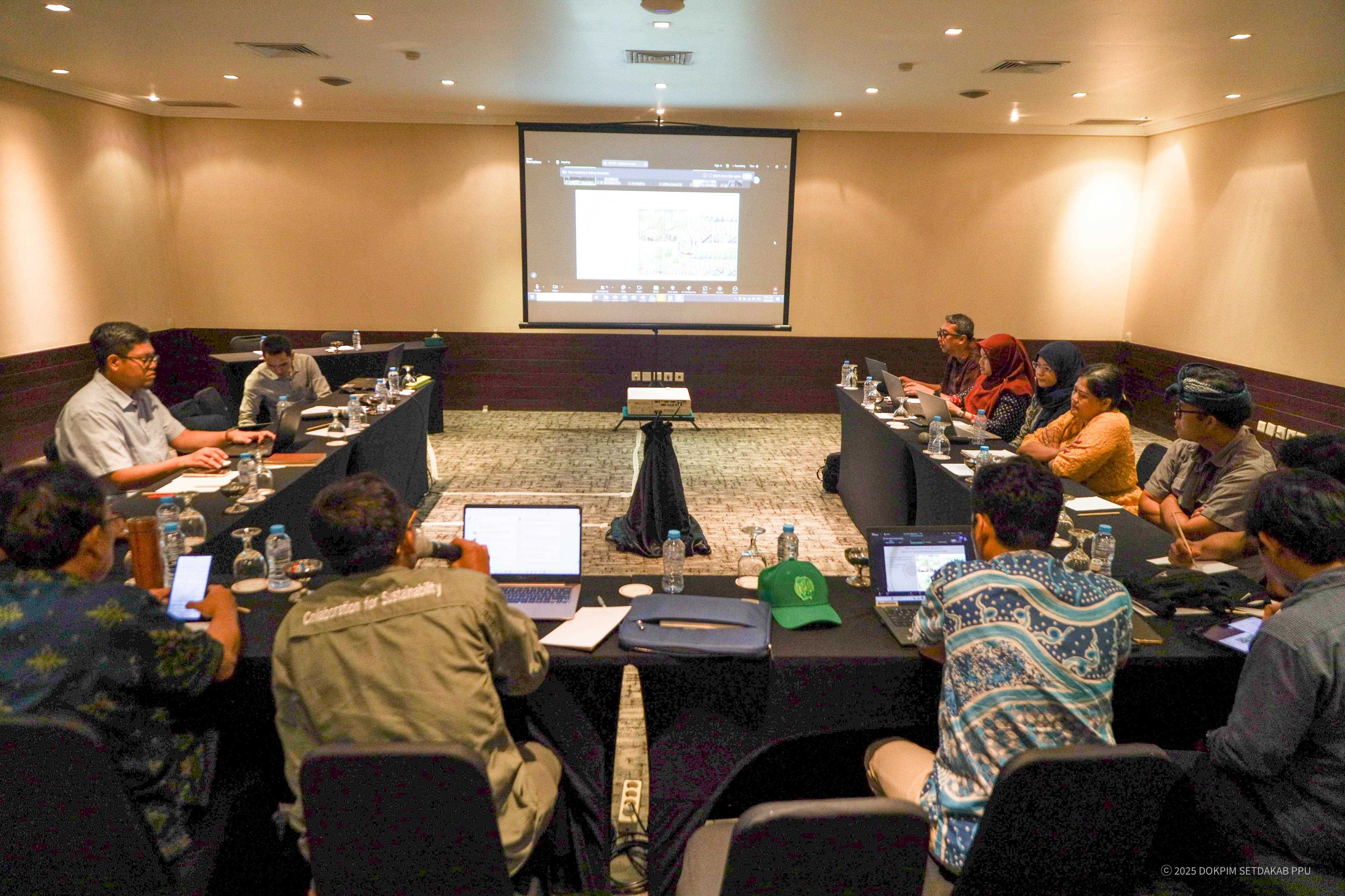 Pj Bupati Penajam Paser Utara Buka Evaluasi Kinerja Rehabilitasi DAS PT Vale secara Daring