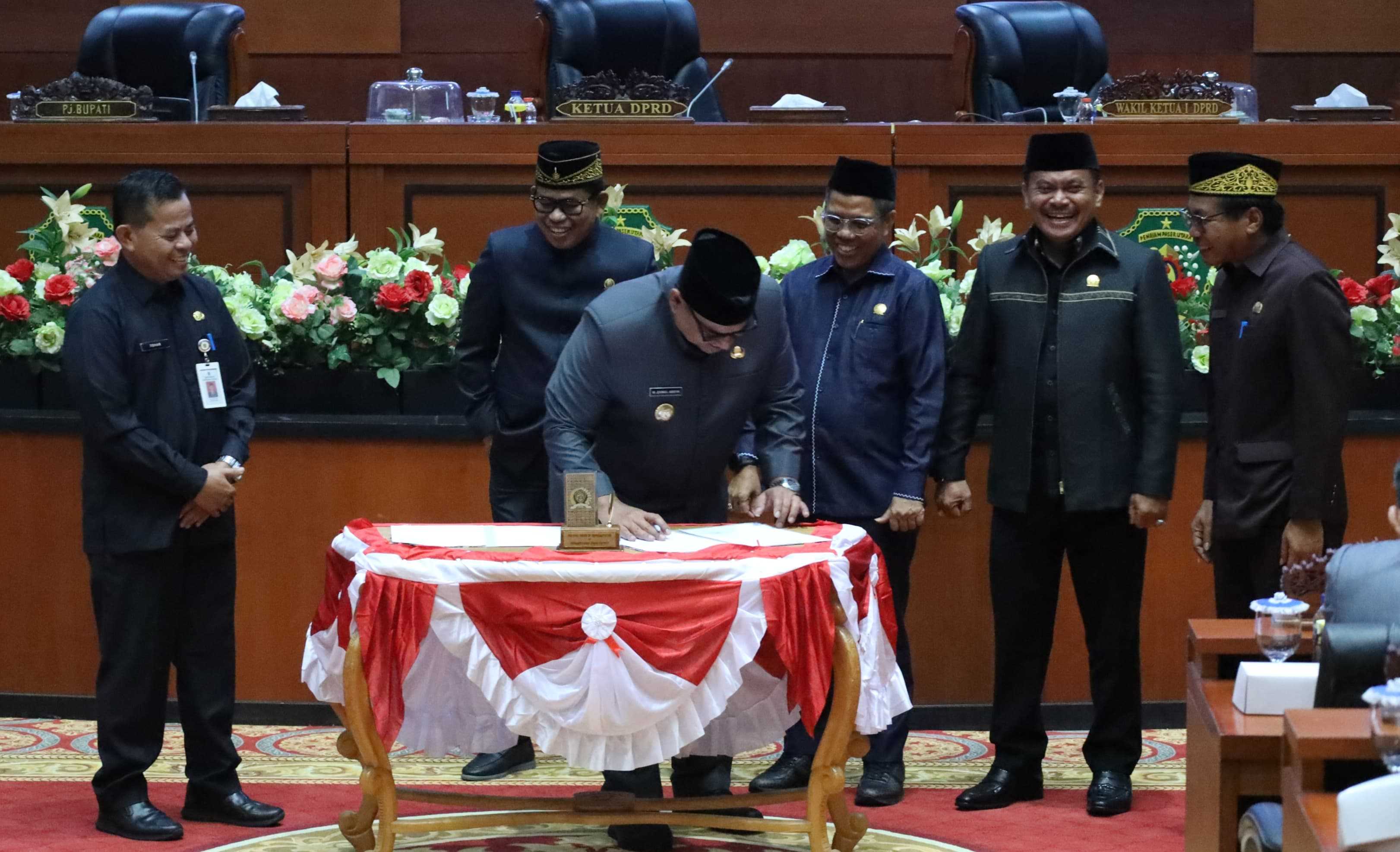 Pj. Bupati Bersama DPRD Tandatangani RAPBD Tahun Anggaran 2025