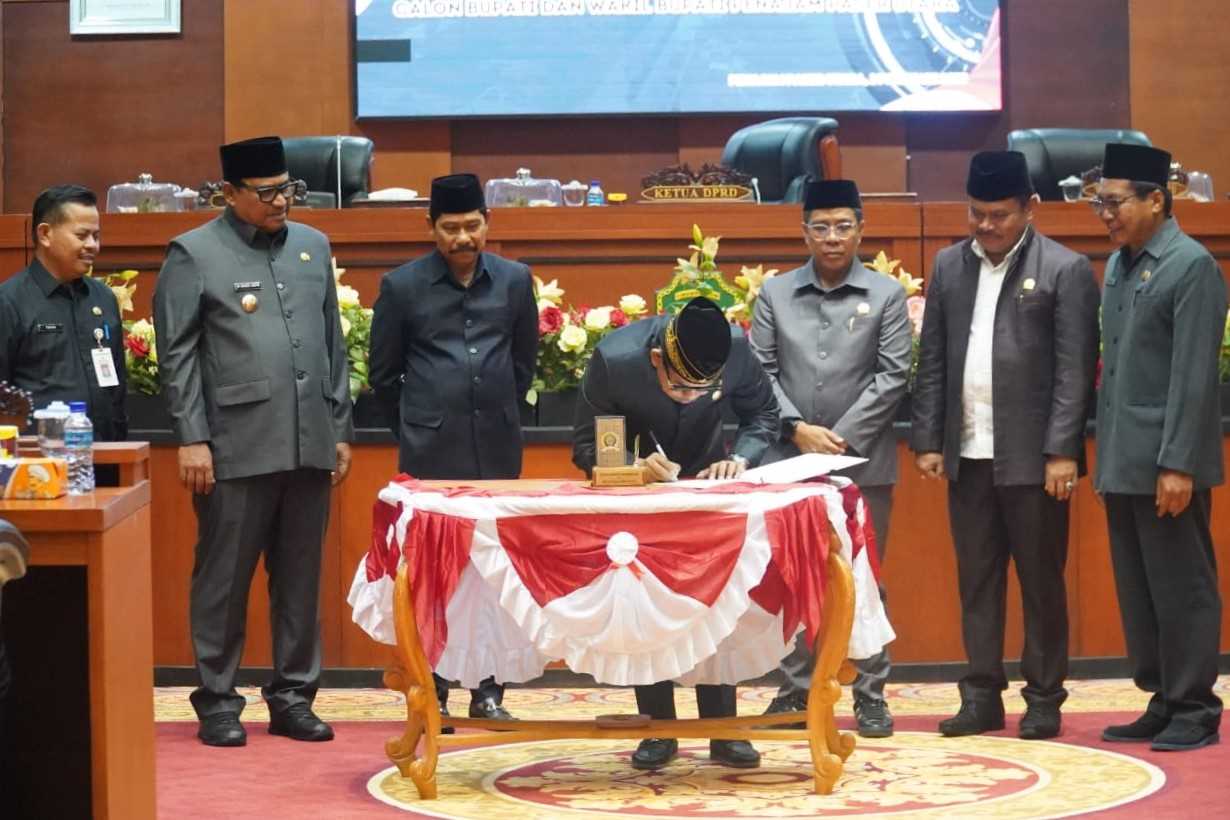 Pj. Bupati PPU Hadiri Rapat Paripurna DPRD Agenda Pengumuman Penetapan Pasangan Calon Bupati dan Wakil Bupati Terpilih Kabupaten PPU Periode 2025 â€“ 2030