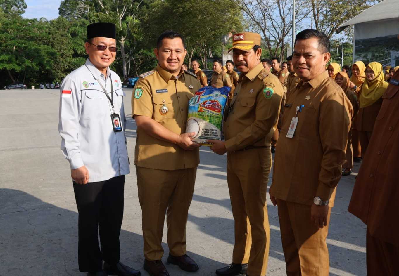 Bupati PPU Luncurkan Beras “Benuo Taka”, ASN Diimbau Dukung Petani Lokal