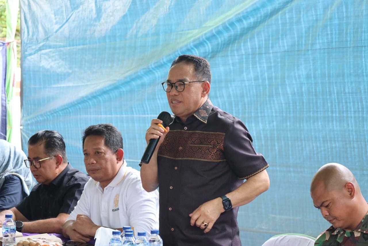 Pj. Bupati PPU, Makmu Marbun Dampingi PJ Gubernur Kaltim dalam Sosialisasi Pembangunan Jalan Bebas Hambatan Segmen 6A dan 6B IKN di Kelurahan Pemaluan