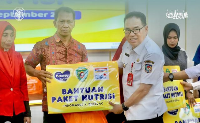 Makmur Marbun Secara Simbolis Menyerahkan Bantuan Paket Nutrisi Kepada Penerima Bantuan