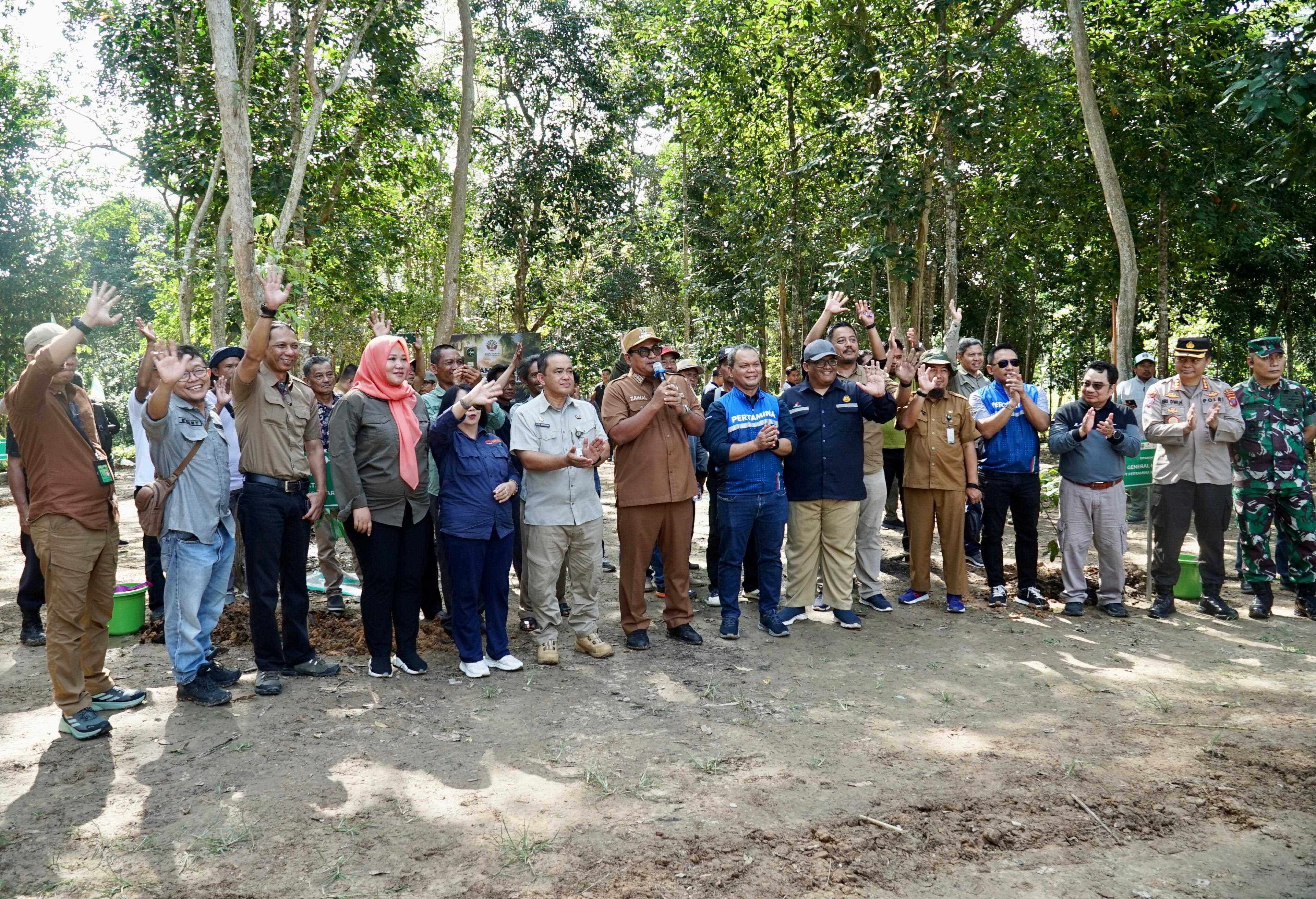 Pemulihan Lahan Kritis, Pj Bupati PPU Hadiri Giat Penanaman Pohon Serentak 2025 