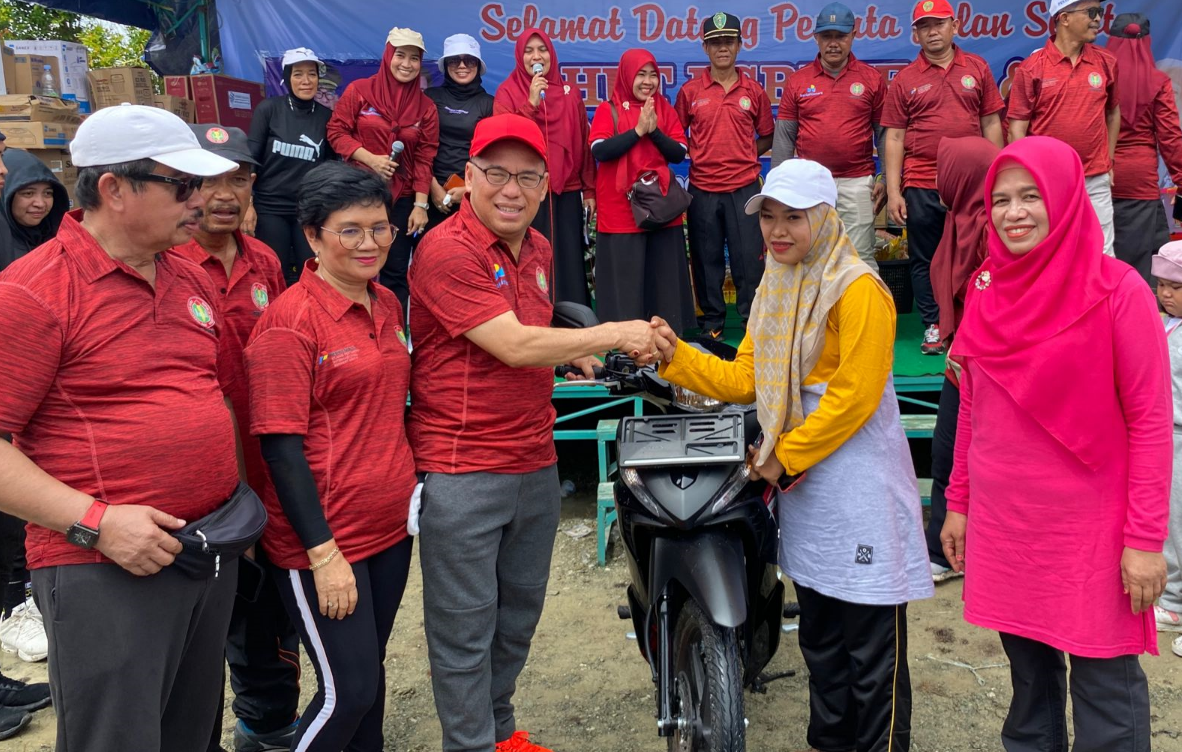 Pj Bupati Marbun Lepas Jalan Santai Dalam Rangka Memperingati HUT PGRI Ke-78 dan Hari Guru Nasional Tahun 2023