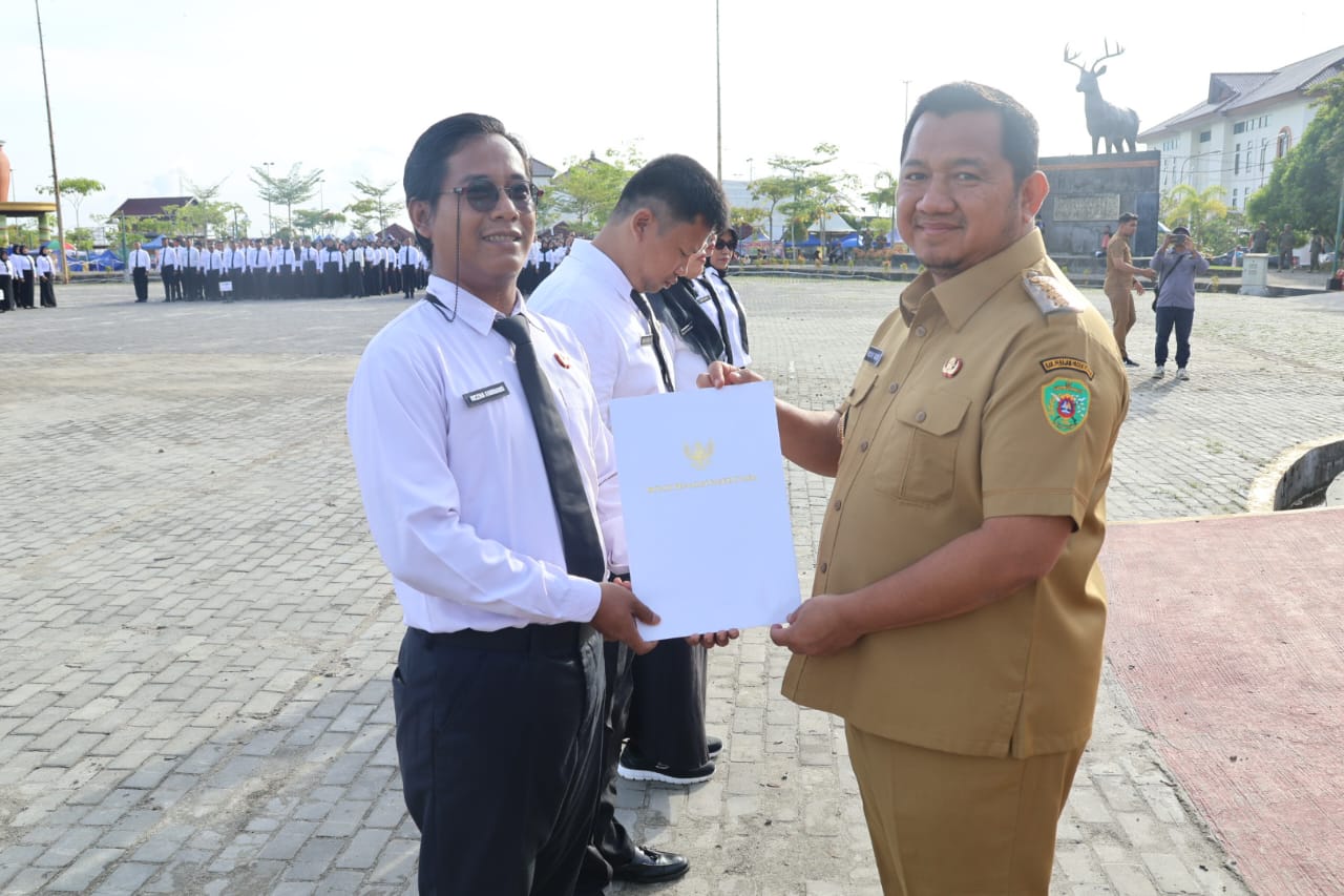 Bupati PPU Serahkan 1.698 SK P3K Paruh Waktu, Tegaskan Amanah dan Kinerja Profesional