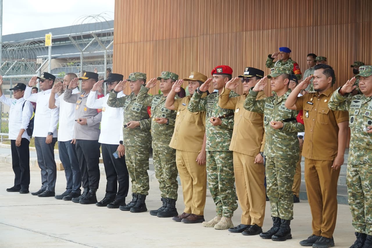 Usai Ikuti Sejumlah Kegiatan Kunjungan Presiden RI Prabowo Subianto, Bupati PPU Mudyat Noor Lepas Kepulangan Presiden Melalui Bandara IKN Nusantara