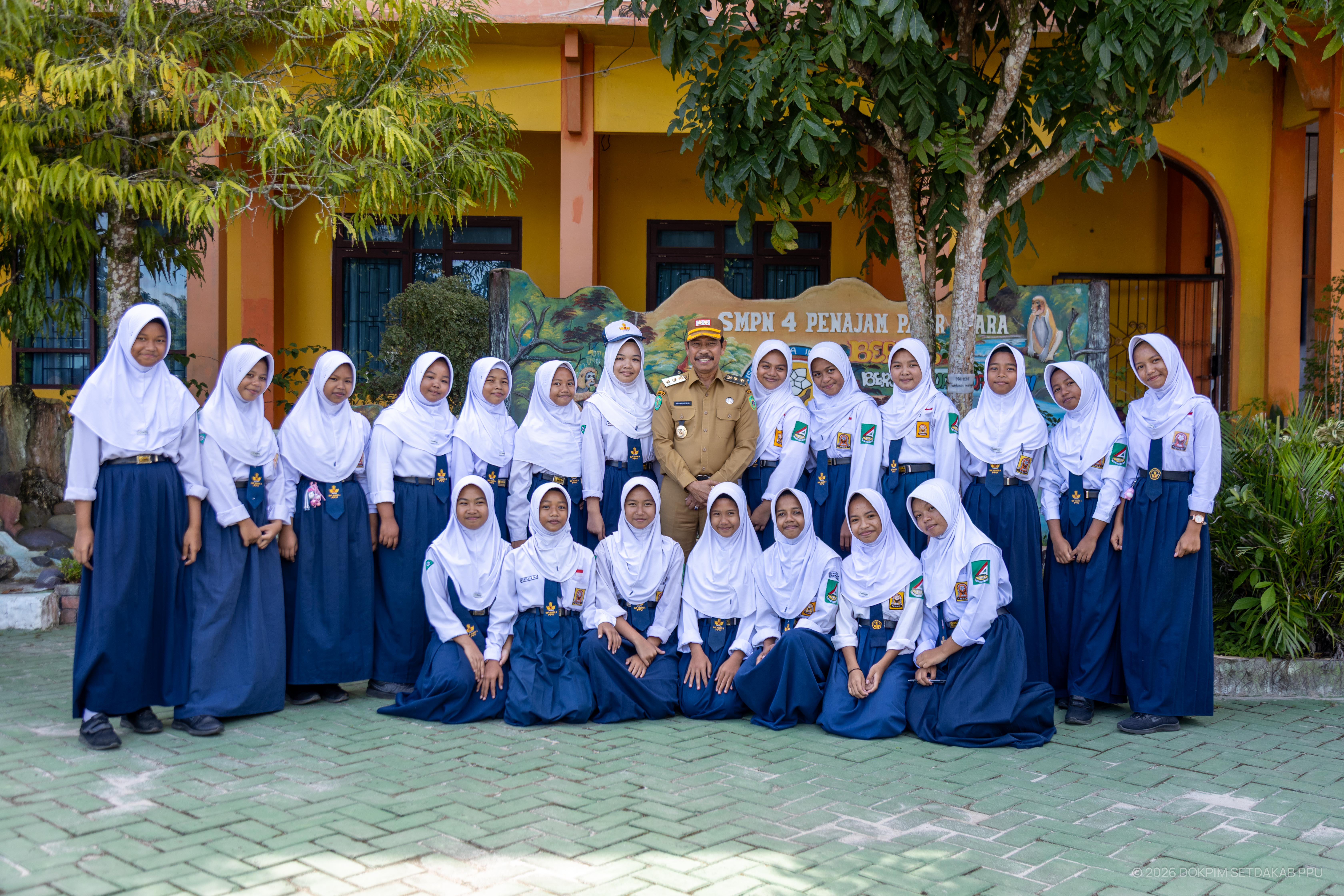 Wabup Waris Muin Serahkan KPC Tahap II di Waru, Pemkab Perkuat Skema Bantuan Pendidikan Tepat Sasaran