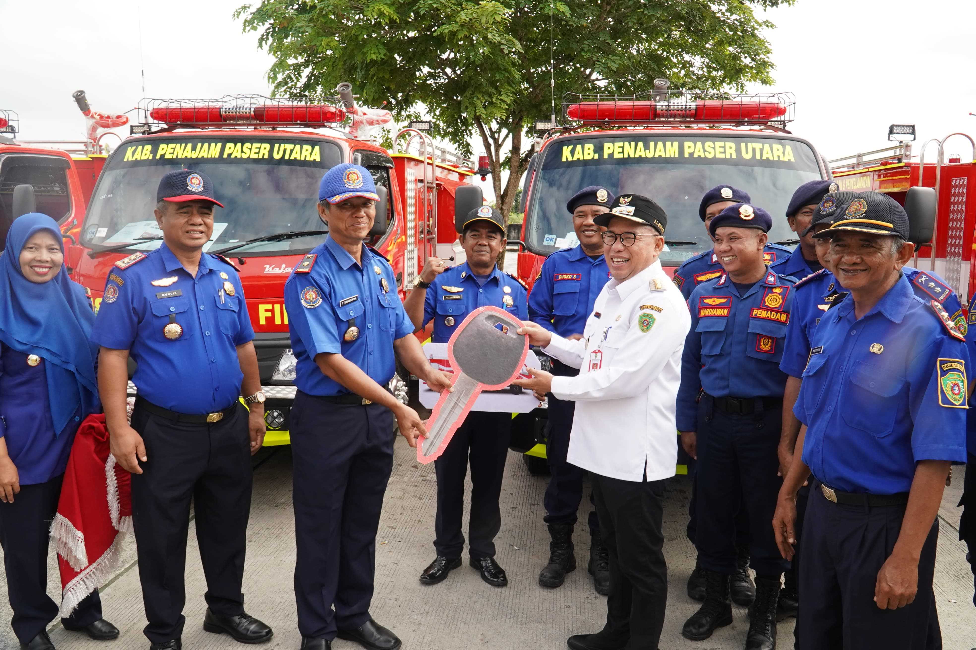 Pj. Bupati Serahkan Armada Mobil Damkar Kepada Dinas Pemadam Kebakaran