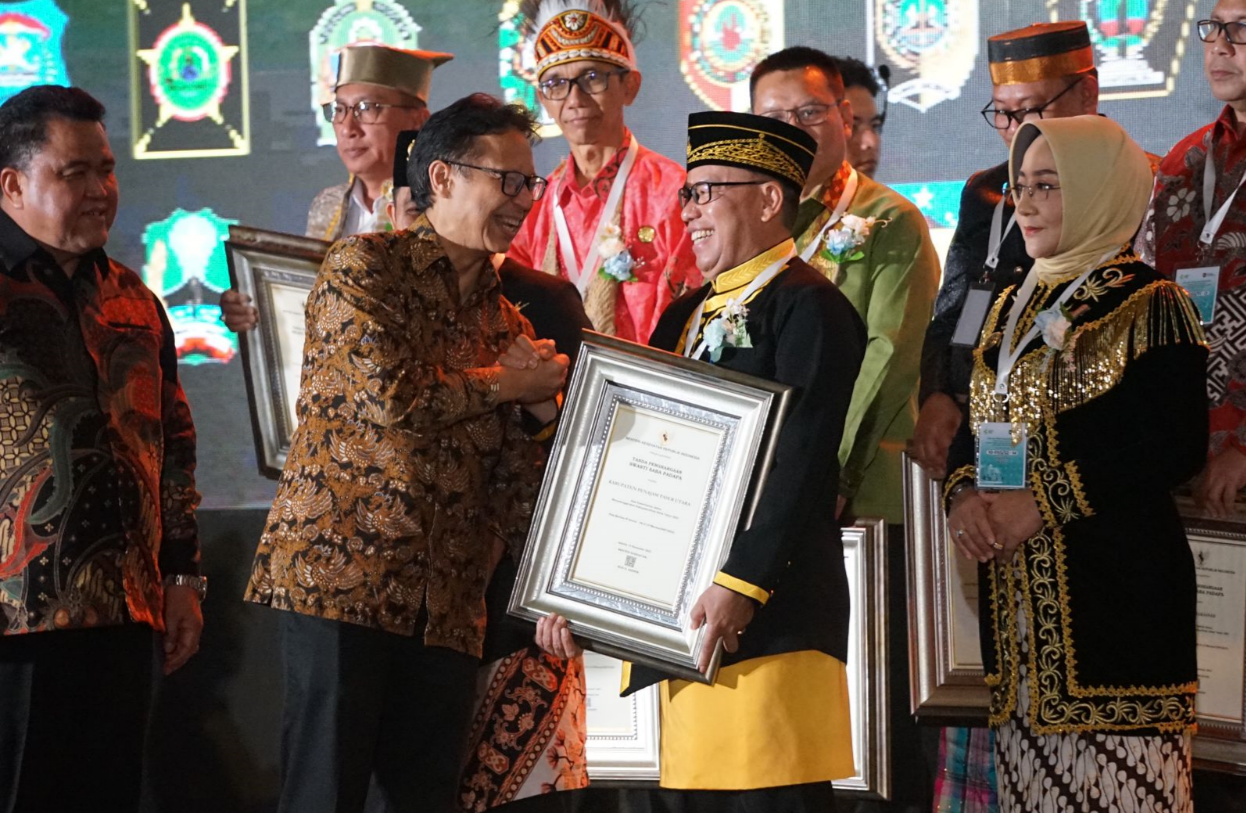 Pj Bupati Penajam Paser Utara Makmur Marbun Terima Penghargaan Swasti Saba Kategori Padapa dari Kementerian Kesehatan