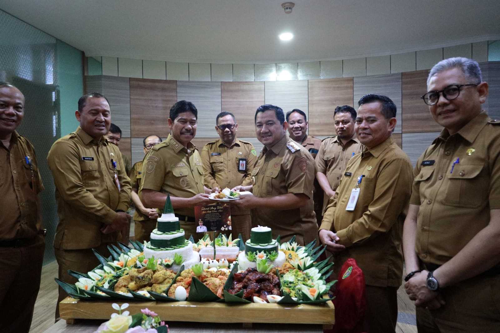 Wakil Bupati PPU Rayakan Ulang Tahun ke-57 Bersama Kepala SKPD dan Pegawai Setda di Ruang Kerja