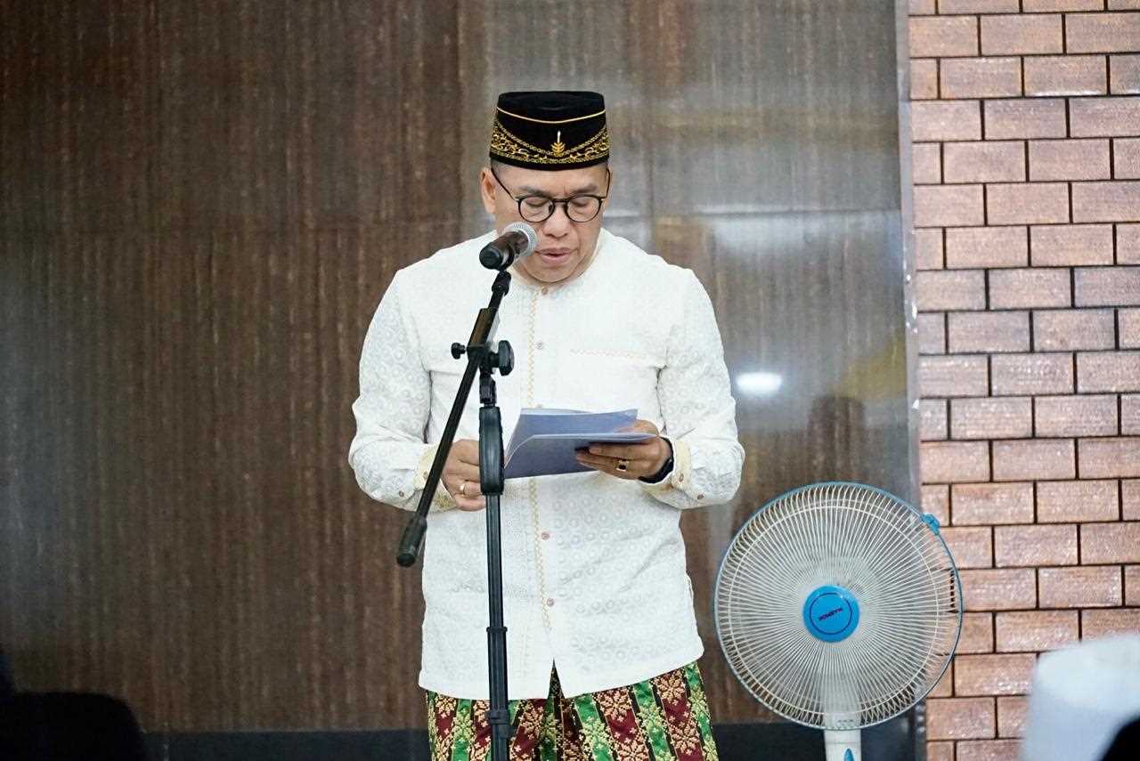 Pj Bupati PPU Sampaikan Sambutan Dihadapan Ratusan Jamaah Solat Idul Adha Masjid Agung 
