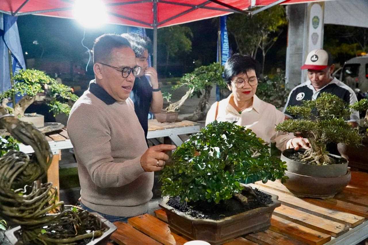 Penajam, Setiap malam minggu Penjabat (Pj) Bupati Penajam Paser Utara (PPU) Drs. Makmur Marbun, M. Si beserta ibu Linda Rumouli Siregar hadir pada acara Pentas Seni UMKM yang kebetulan Malam ini Rumah Sakit Ratu Aji Putri Botung (RSUD RAPB) Kab. PPU, Sabt