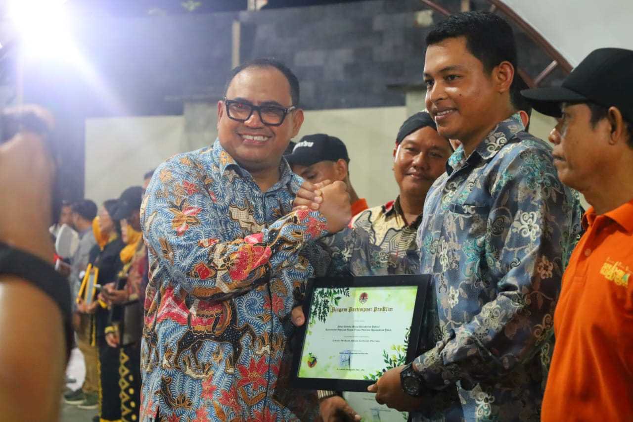 Penajam, Malam Pentas Seni dan Gebyar UMKM dari Dinas Lingkungan Hidup Kabupaten Penajam Paser Utara (PPU) yang di pimpinan Safwana menampilkan berbagai macam penampilan mulai dari penilaian grand final anak- sekolah tingkat SMP sebagai duta lingkungan hi