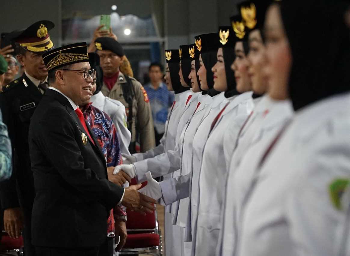 Makmur Marbun Kukuhkan Sekaligus Berikan Motivasi Kepada 36 Anggota Paskibraka PPU