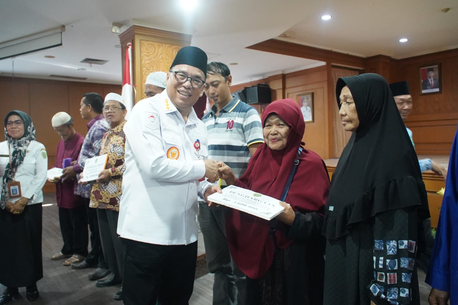 Makmur Marbun Serahkan Sejumlah Bantuan Uang Program Pemda PPU