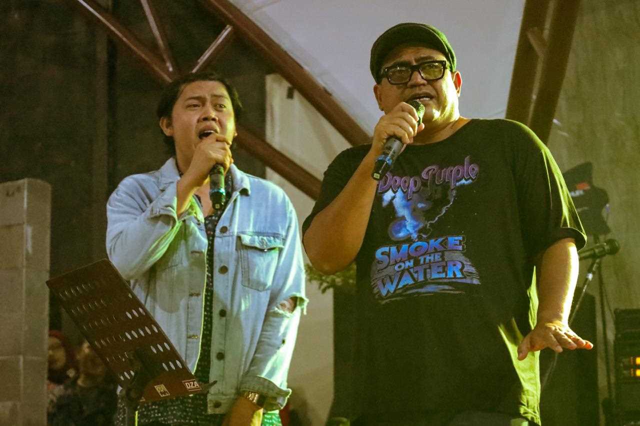 Empat Srikandi PPU Hibur Pengunjung Alun-Alun Pentas Seni UMKM. Pj. Bupati Zainal Arifin: " Mari Jaga Kondisifitas Daerah dan Merawat Lingkungan Sekitar. 