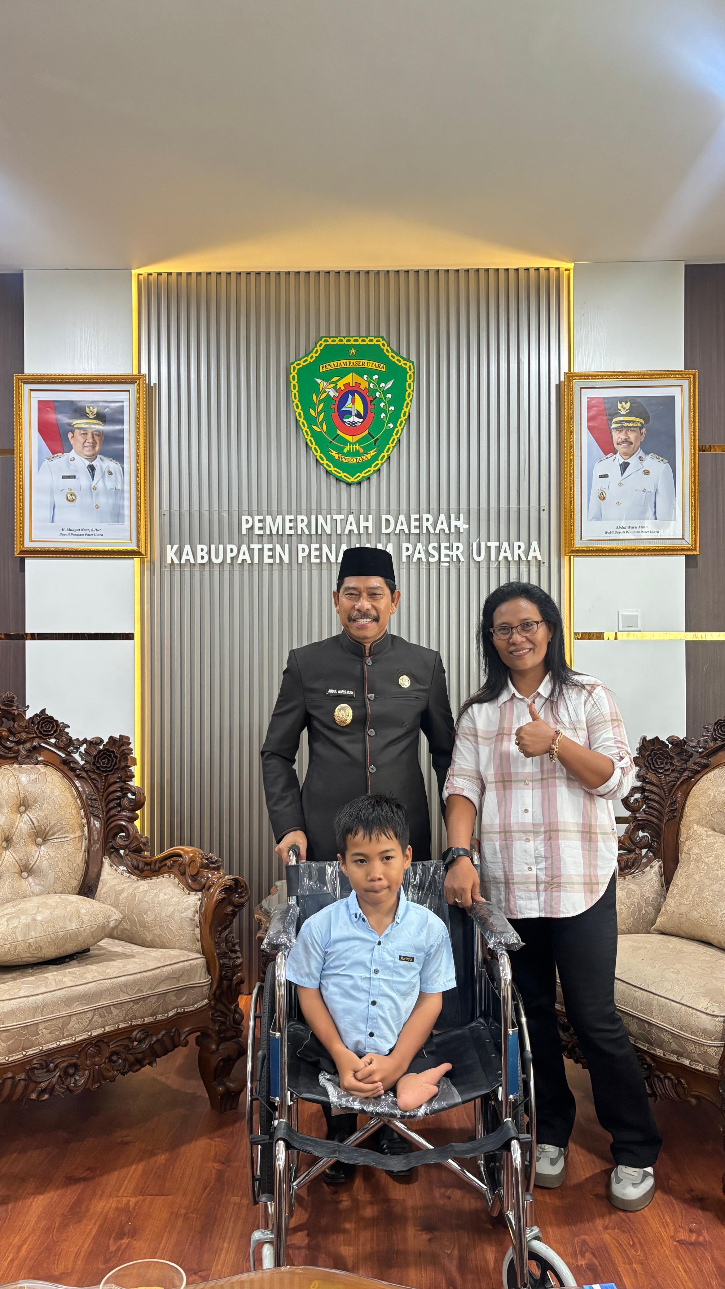 Wabup PPU Serahkan Bantuan Kursi Roda kepada Warga Penyandang Disabilitas