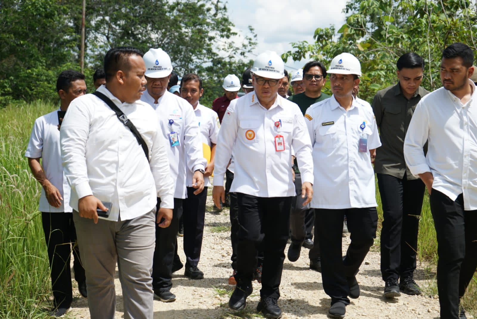 Pj. Bupati Makmur Marbun Melaksanakan Kunjungan Lapangan Bendungan PDAM Kecamatan Penajam Dan Waru