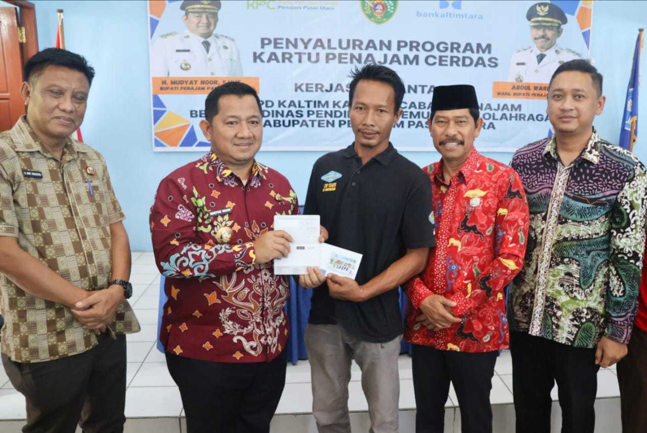 Bupati PPU Serahkan Kartu Penajam Cerdas 2025 di SMPN 13 Waru