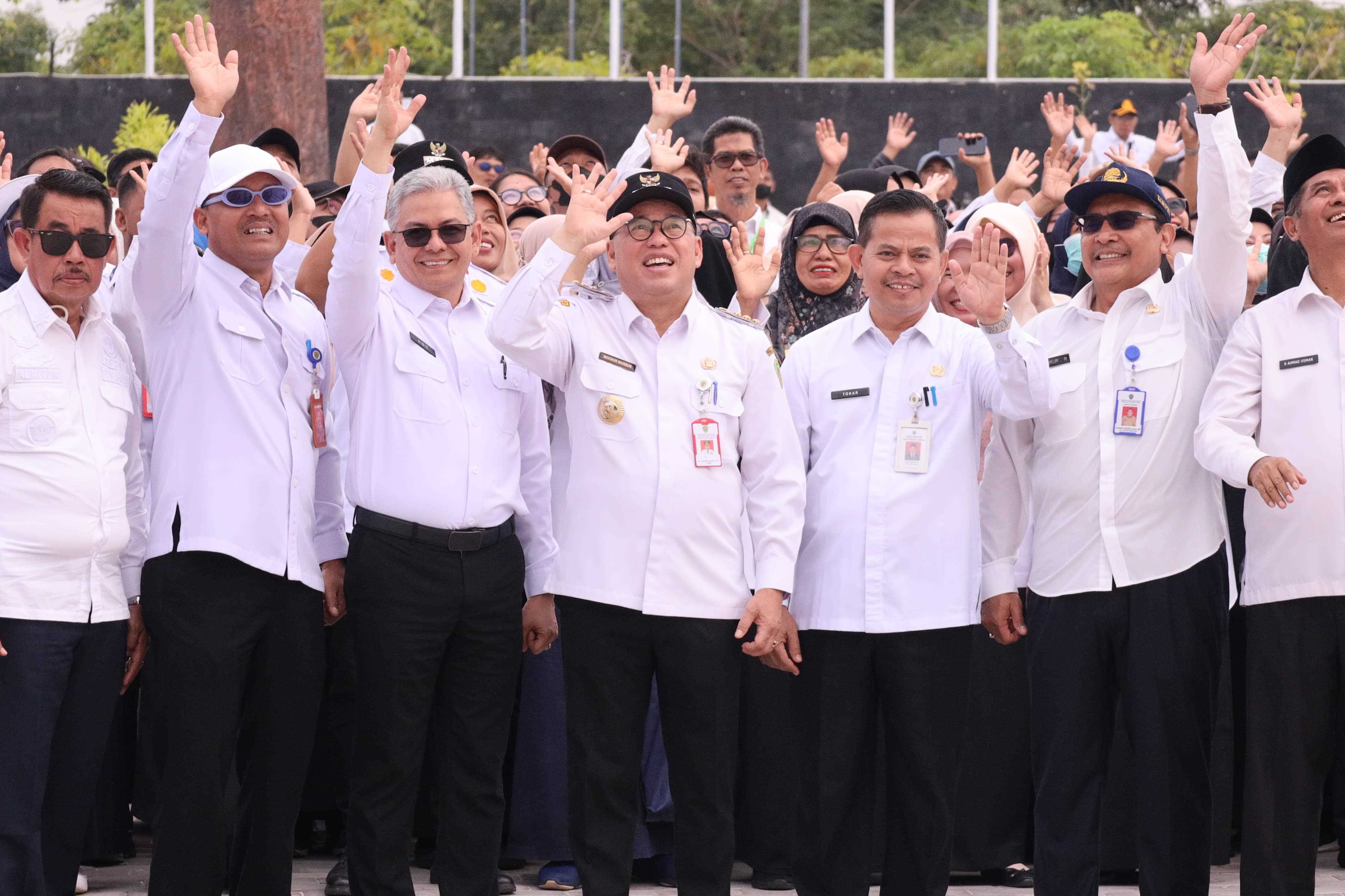 Apel Gabungan, Puluhan Pegawai Berebut Abadikan Momen Bersama Pj. Bupati PPU Makmur Marbun 