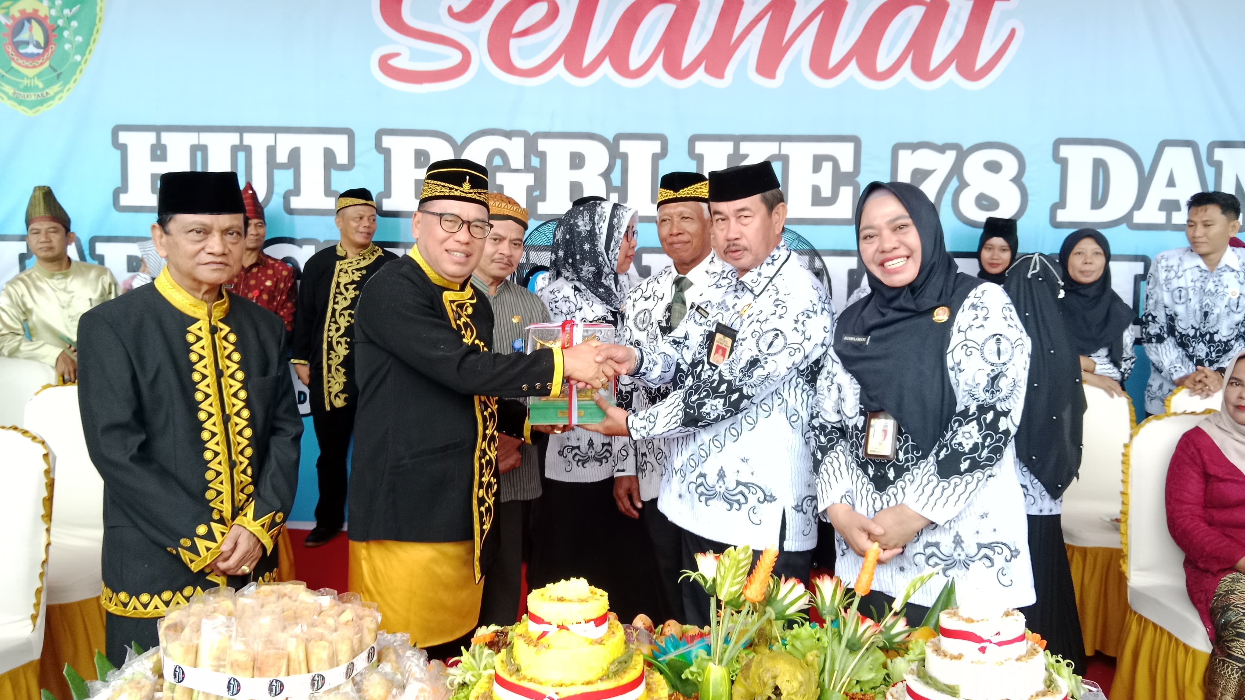 Pj. Bupati Makmur Marbun Pimpin Upacara HUT PGRI dan Hari Guru Nasional 2023