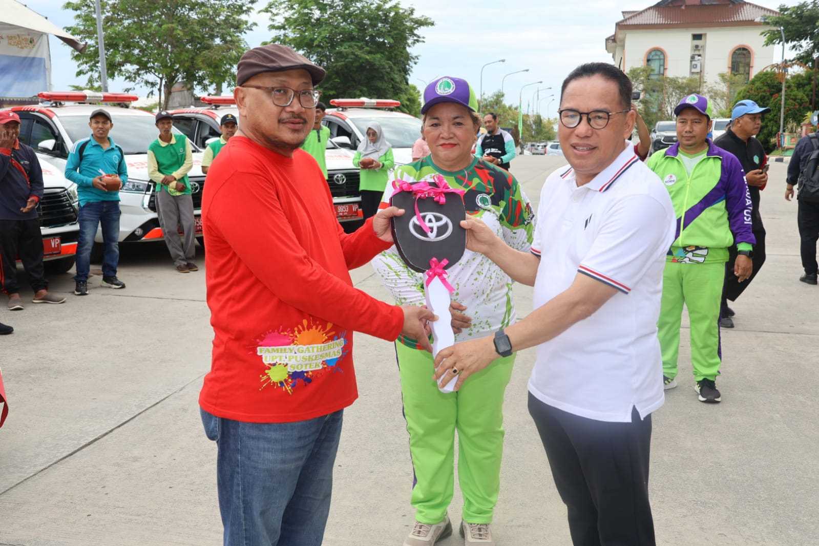 Serahkan Mobil Ambulan, Pj Bupati PPU Minta Tingkatkan Pelayanan Kepada Mayarakat