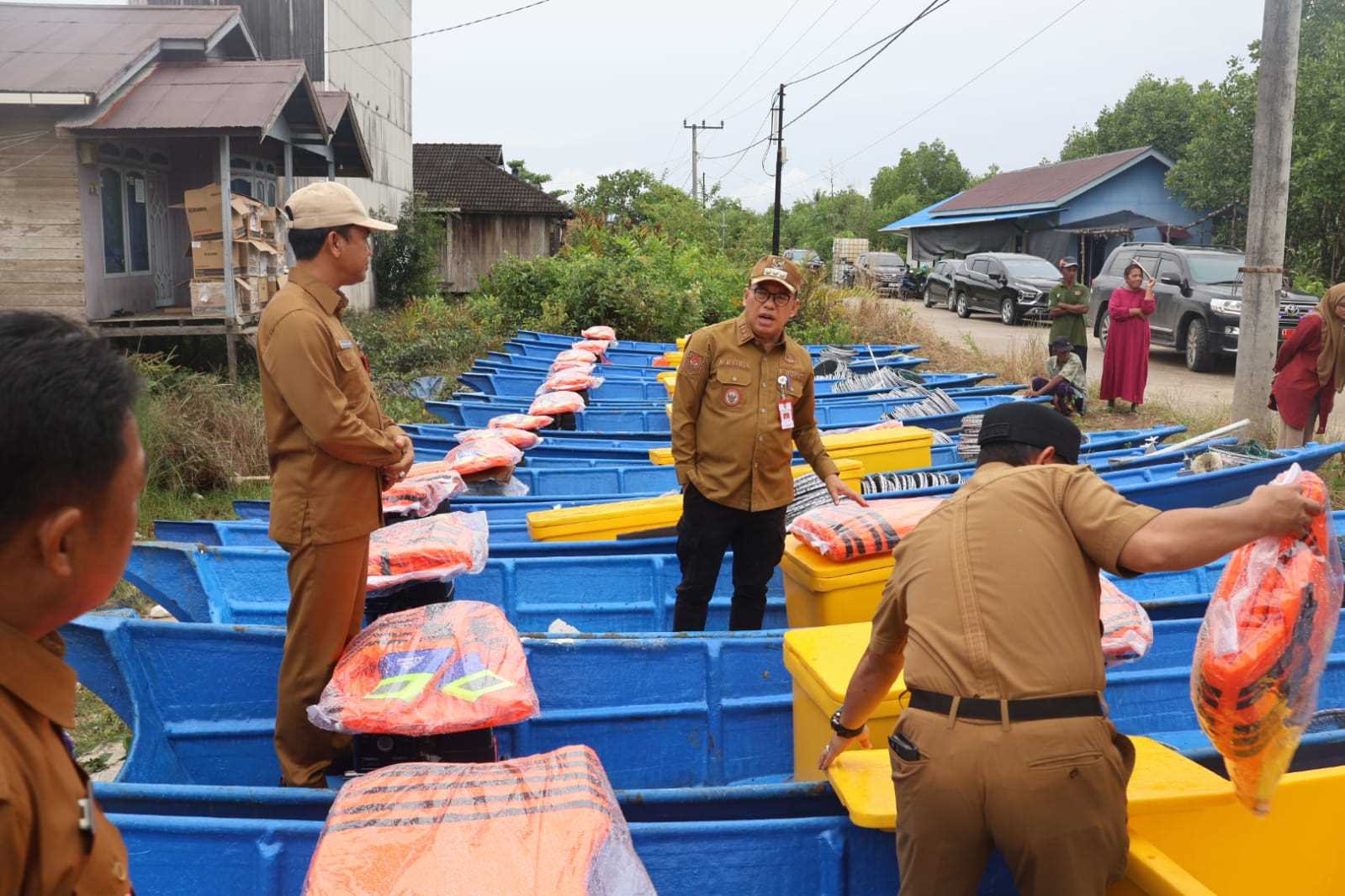 Pj Bupati PPU Serahkan 15 Unit Kapal Nelayan di Desa Babulu Laut