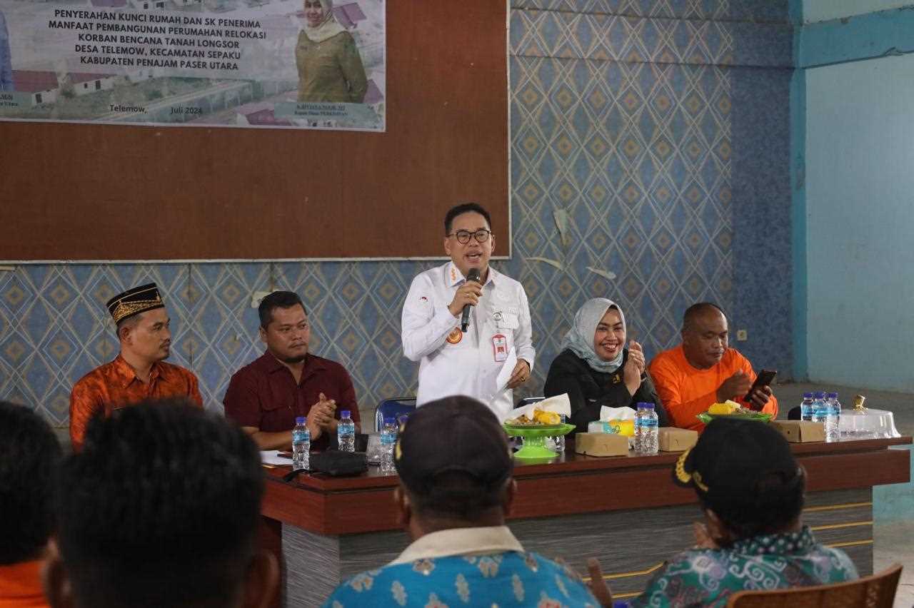 Pj. Bupati PPU Makmur Marbun Serahkan Bantuan Penerima Manfaat Rumah Relokasi Korban Pasca Tanah Longsor Tahun 2018 Desa Telemow.