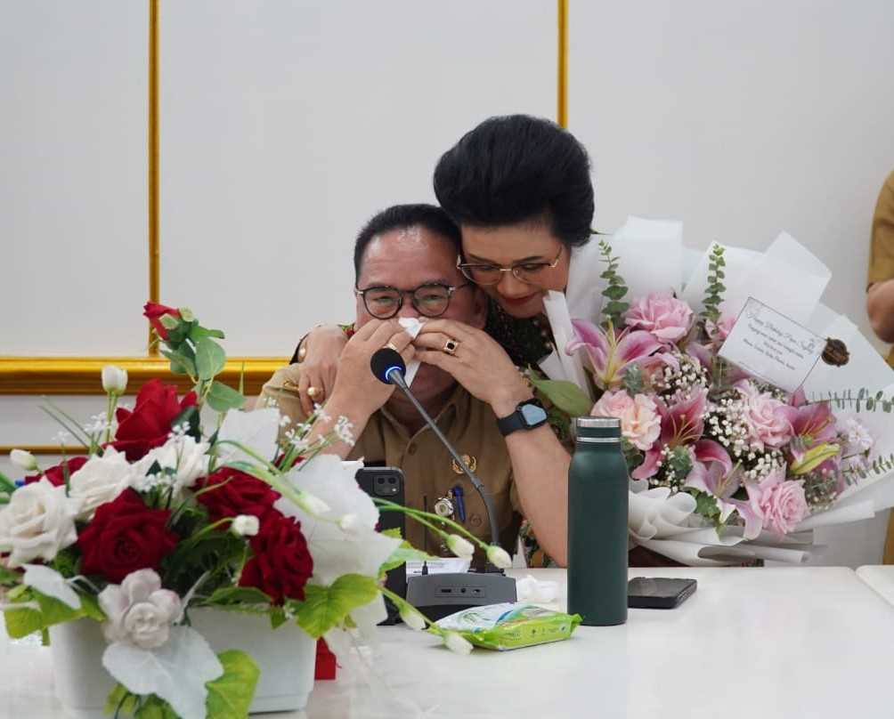 Pj. Bupati Makmur Marbun Terharu Dapat Kejutan Ulang Tahun Dari Jajaran Pemkab PPU