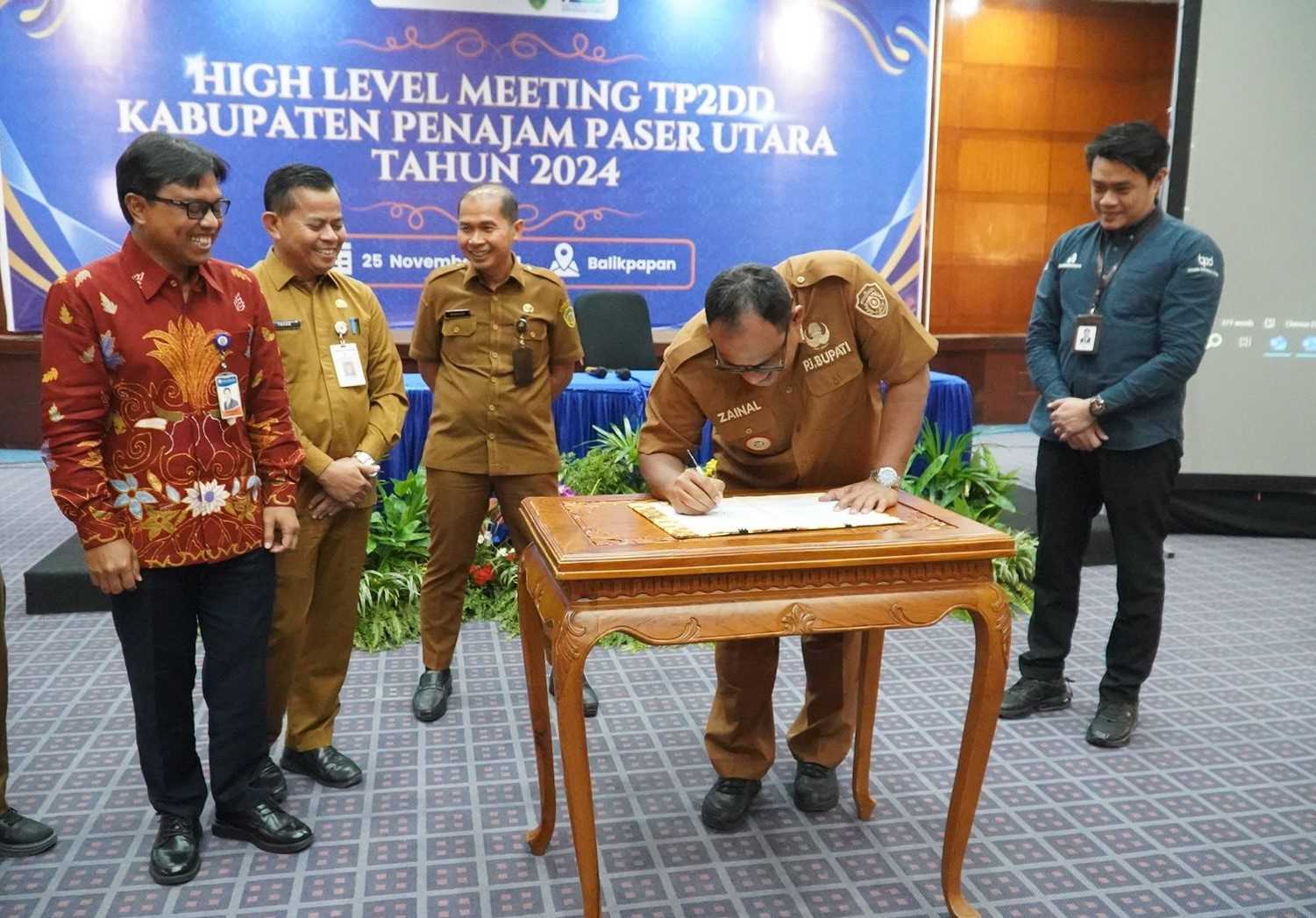 Penguatan komitmen percepatan implementasi elektronifikasi/digitalisasi pajak daerah dan retribusi daerah serta belanja daerah.