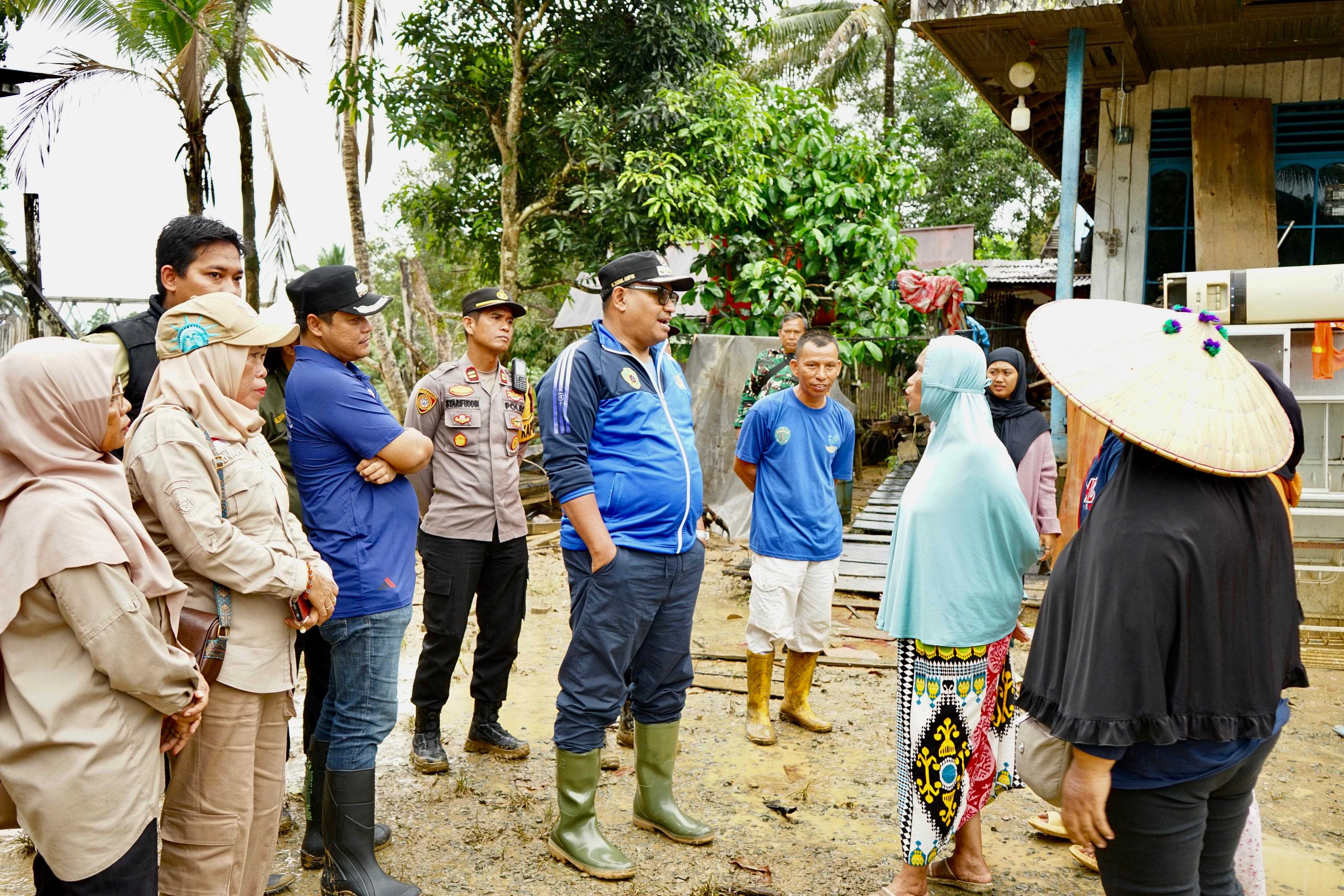 Pj. Bupati PPU Zainal Arifin Serahkan Bantuan  Kepada Warga Terdampak Banjir