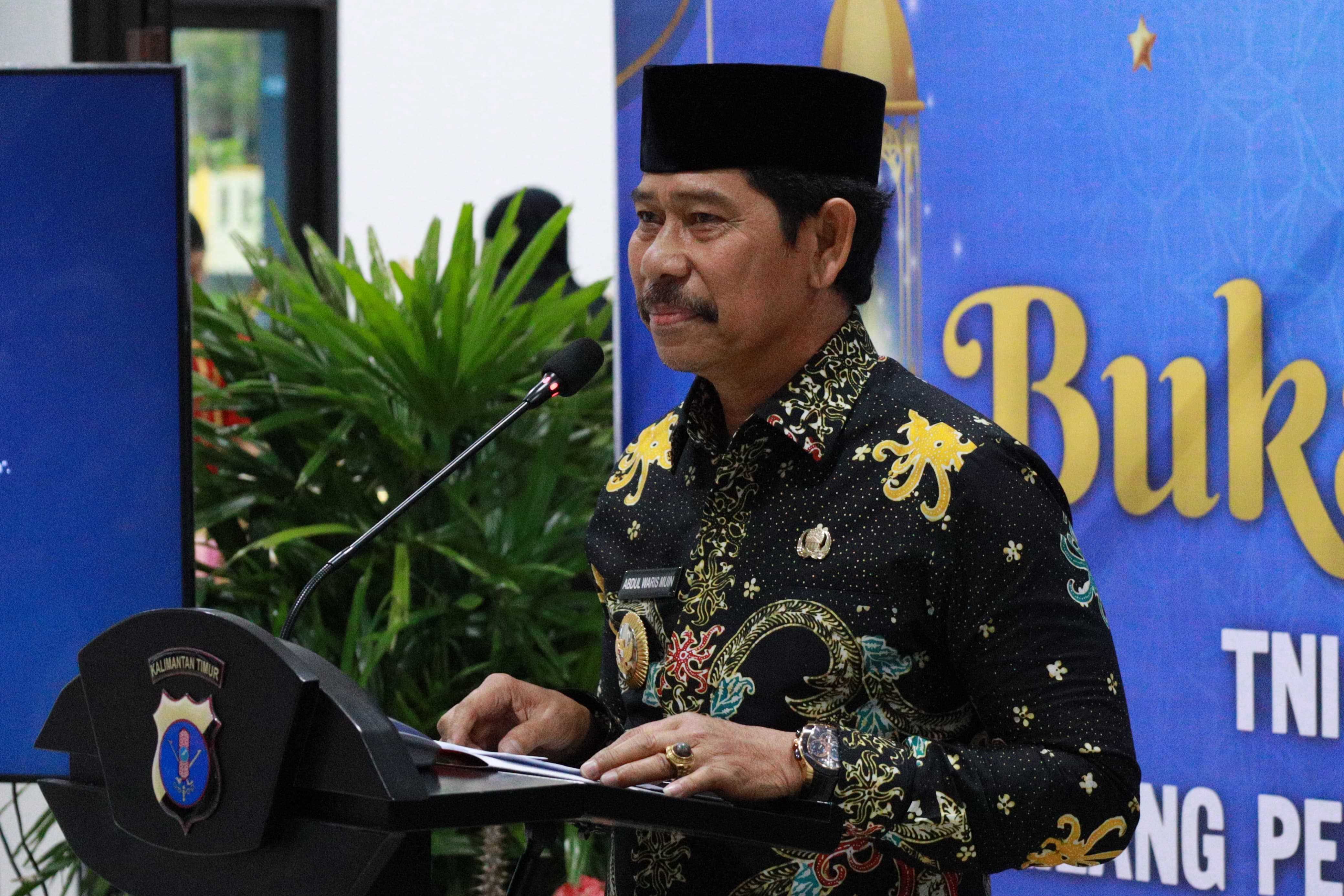 Wakil Bupati PPU, Abdul Waris Muin, beserta Istri, Dr. Indrayani, selaku Wakil Ketua PKK, hadir dalam buka puasa bersama yang di gelar Polres PPU dan bertempat di digedung baru Satuan Pelayanan Pemenuhan Gizi (SPPG) Mako Polres PPU, Kamis (20/03/2025).