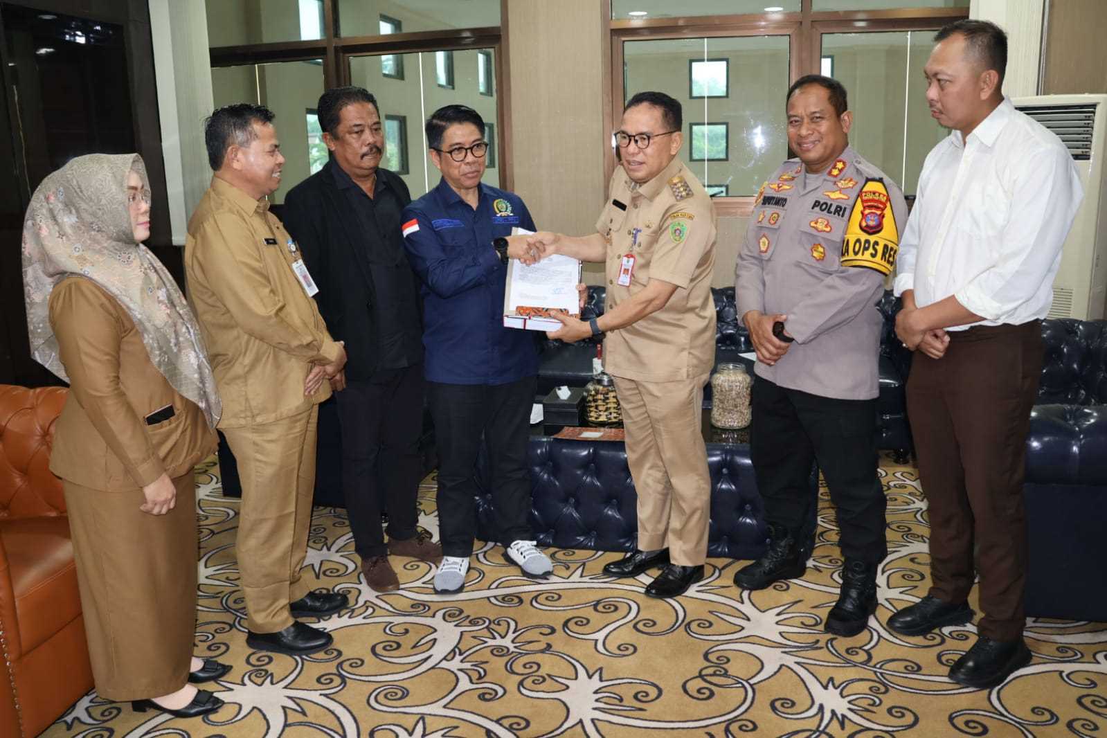 Pj Bupati PPU Serahkan Secara Resmi Dokumen KUA-PPAS ke DPRD 
