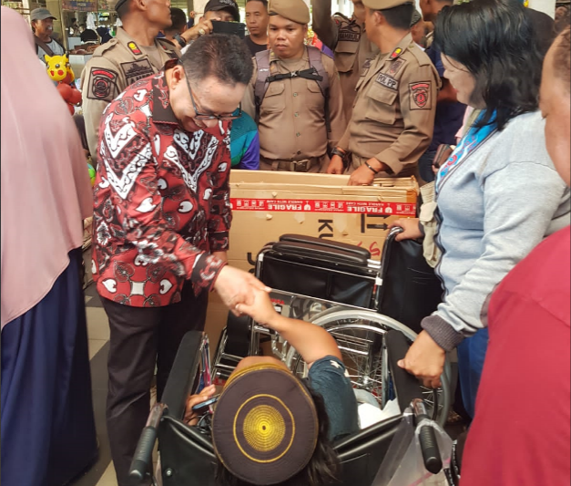 Peduli Penyandang Disabilitas, Makmur Marbun Berikan Bantuan Kursi Roda