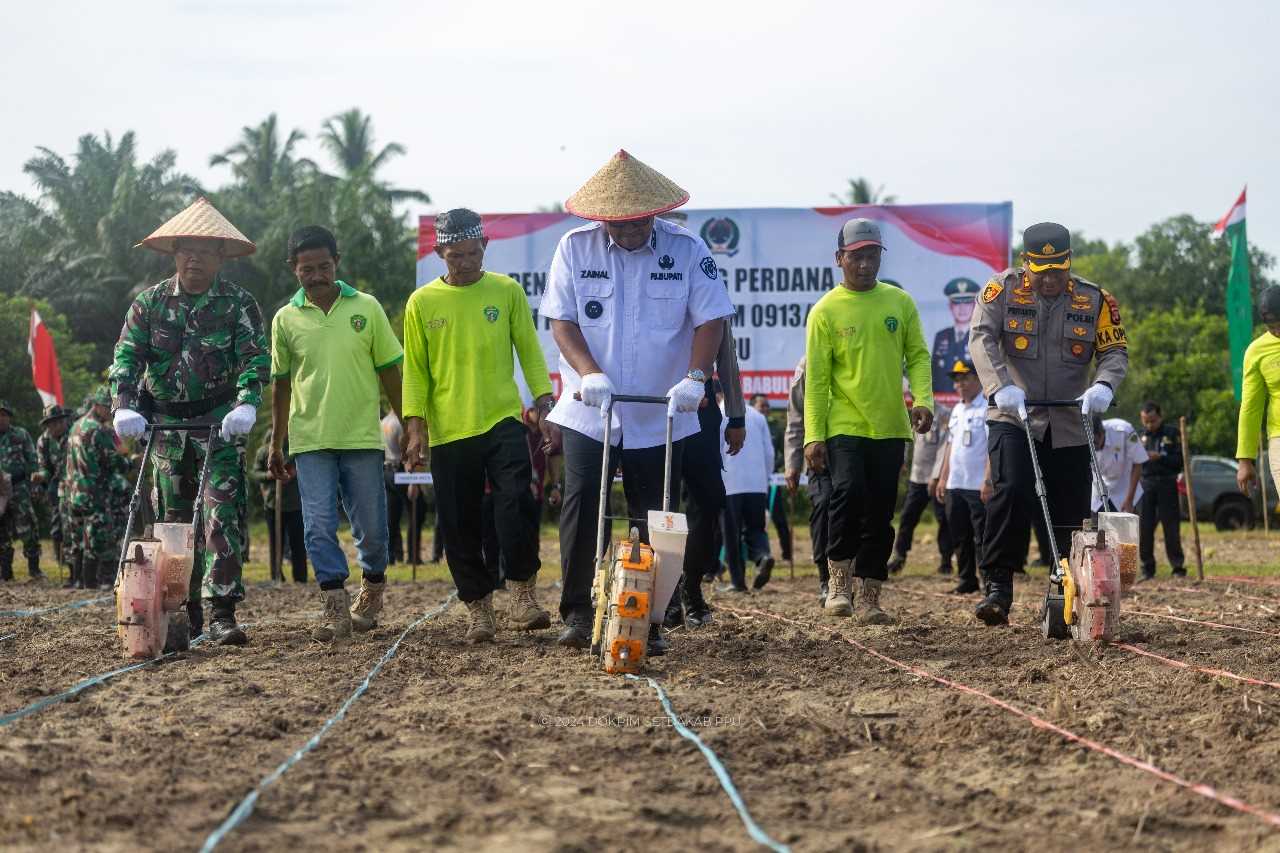Pj Bupati PPU Zainal Arifin Tanam Jagung Perdana Bersama TNI-Polri, Dorong Pemanfaatan Lahan Produktif