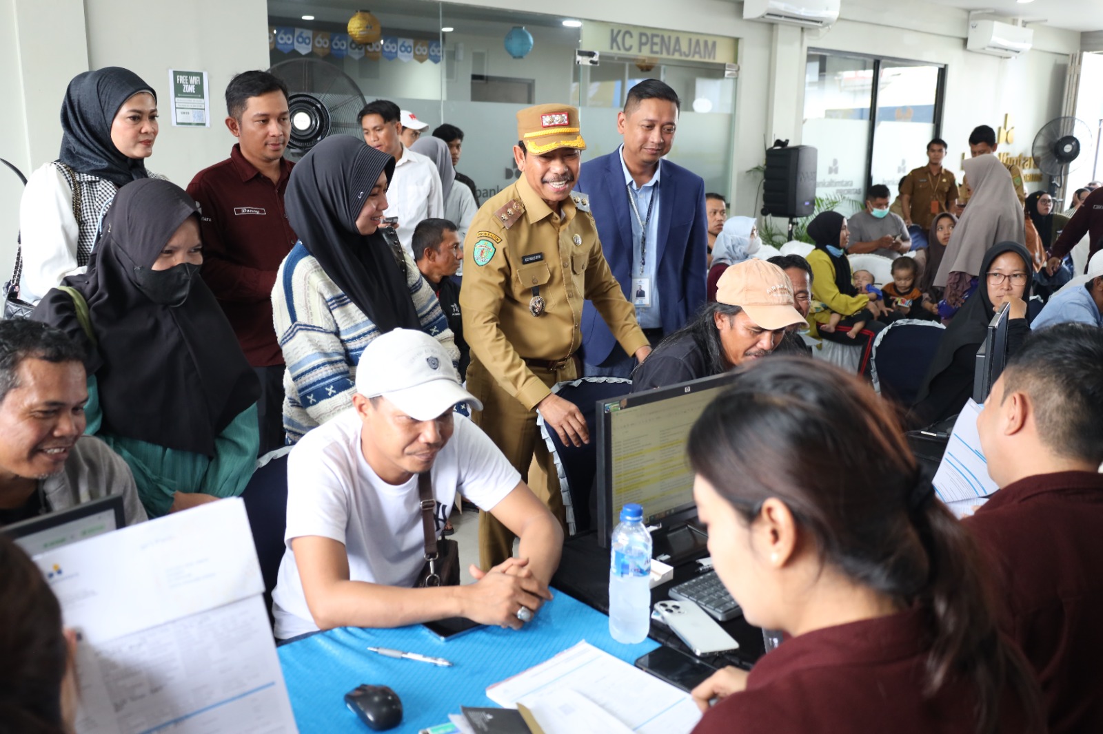 Wabup PPU Tinjau Penyaluran Program Kartu Penajam Cerdas di Bank Kaltimtara [TEST]