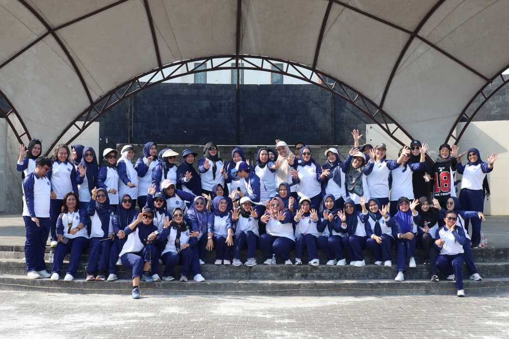 Tim Penggerak Pemberdayaan dan Kesejahteraan Keluarga (TP PKK) Kabupaten Penajam Paser Utara (PPU) menggelar kegiatan senam sehat di Alun-Alun Penyembolum