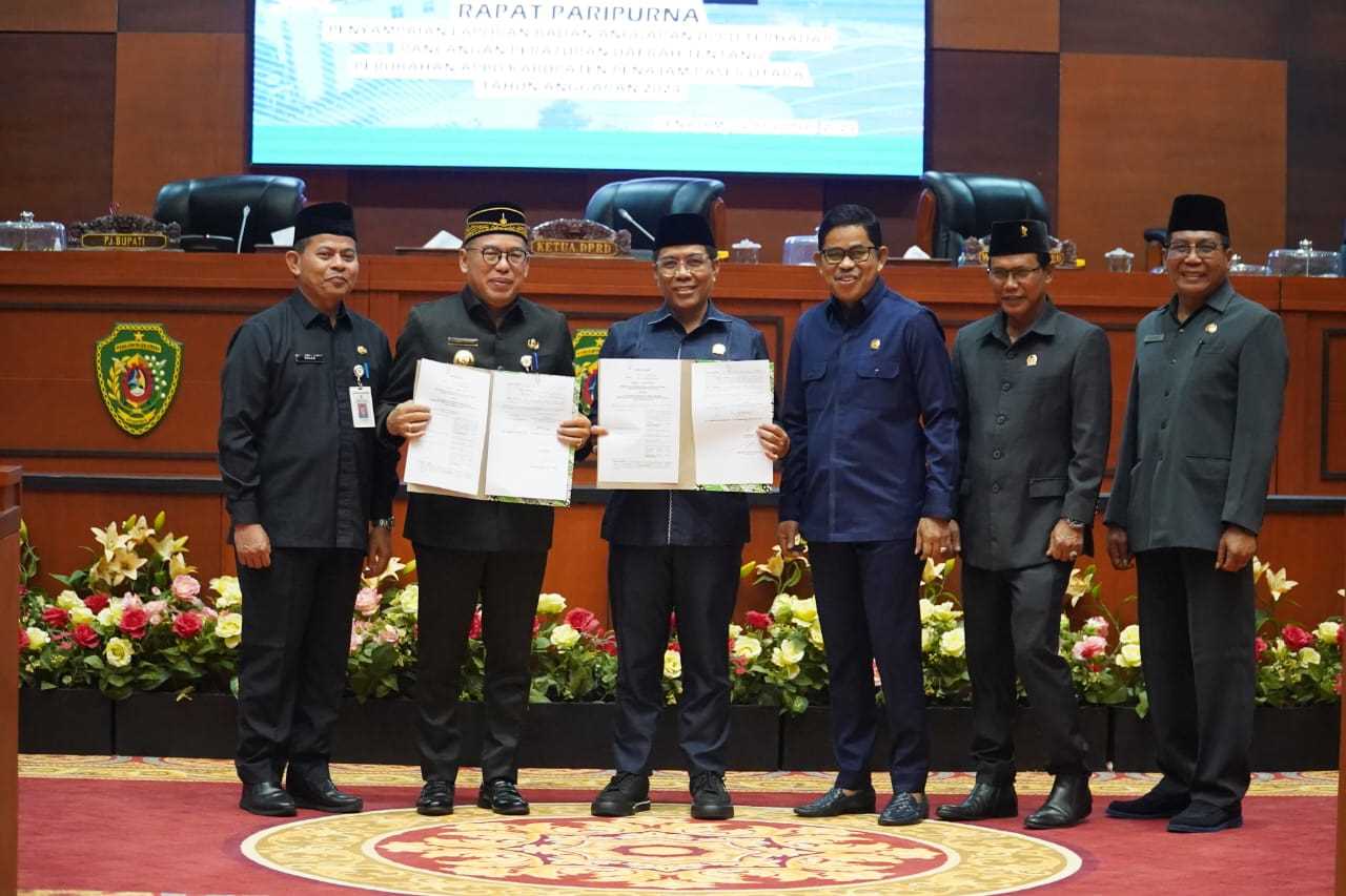 Pj. Bupati PPU dan Pimpinan DPRD PPU Setujui APBD Perubahan Tahun 2024