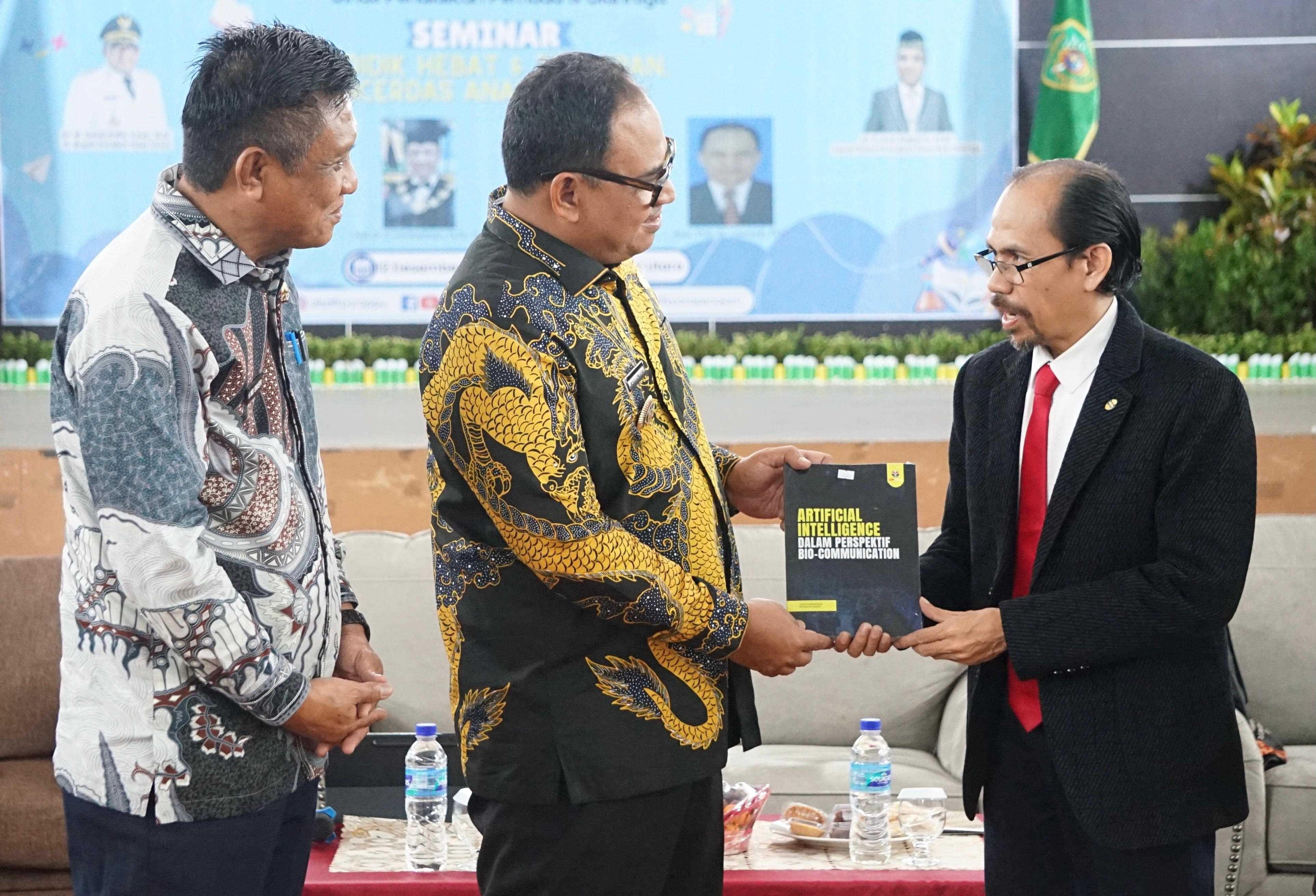 Pj. Bupati PPU Zainal Arifin Buka Seminar Pendidik Hebat dan Terdepan Pencerdas Anak Bangsa.