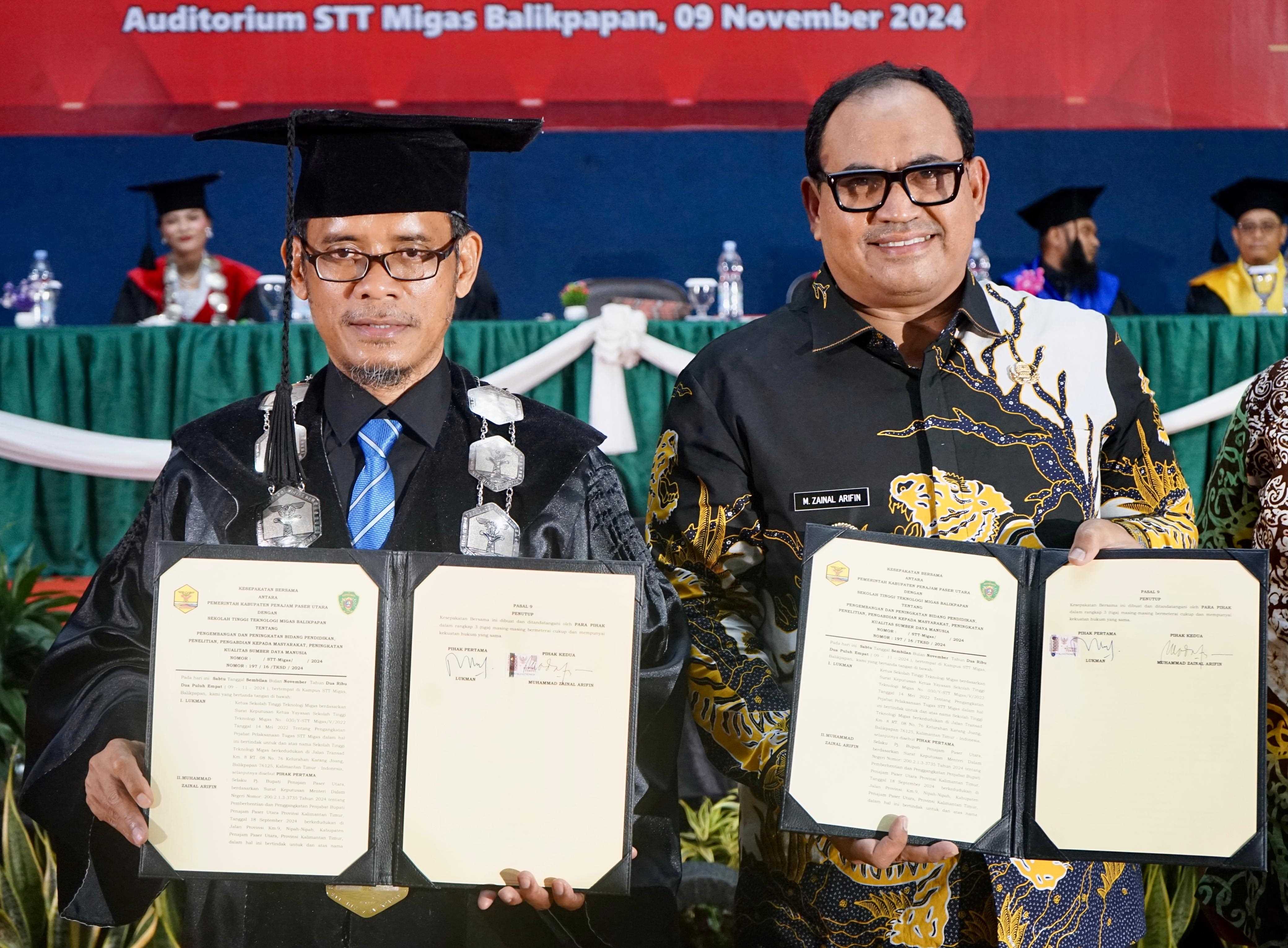 Pj Bupati Zainal Arifin Hadiri Proses Wisuda Sekaligus Tandatangani MoU Kerja Sama Pemkab PPU Dengan STT Migas Balikpapan