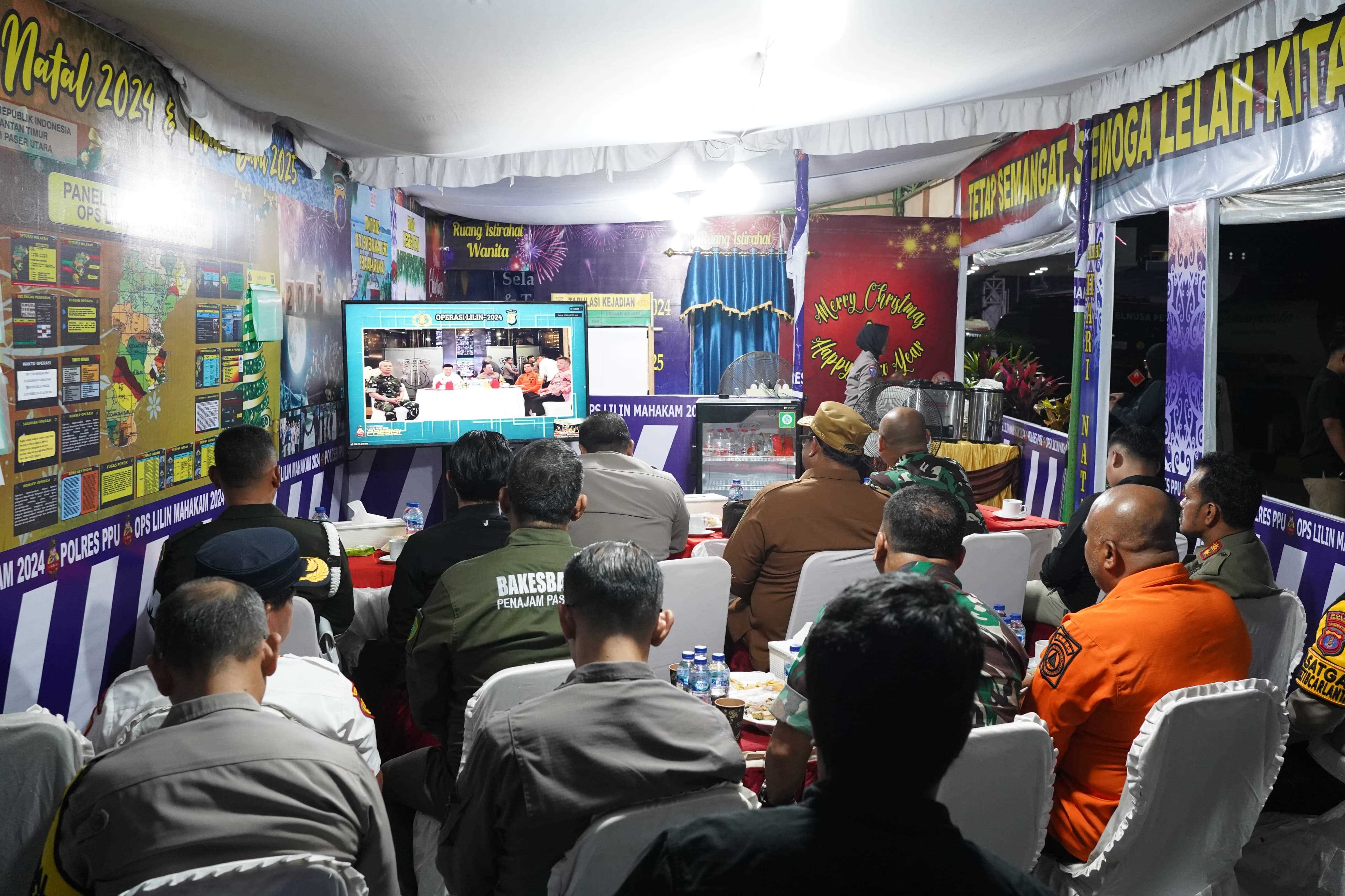 Penajam - Penjabat (Pj) Bupati Penajam Paser Utara (PPU) menghadiri agenda Virtual Meeting bersama KALPOLRI dalam rangka kesiapan pengamanan Tahun Baru 2025 bertempat di pelabuhan fery Penajam Paser Utara.