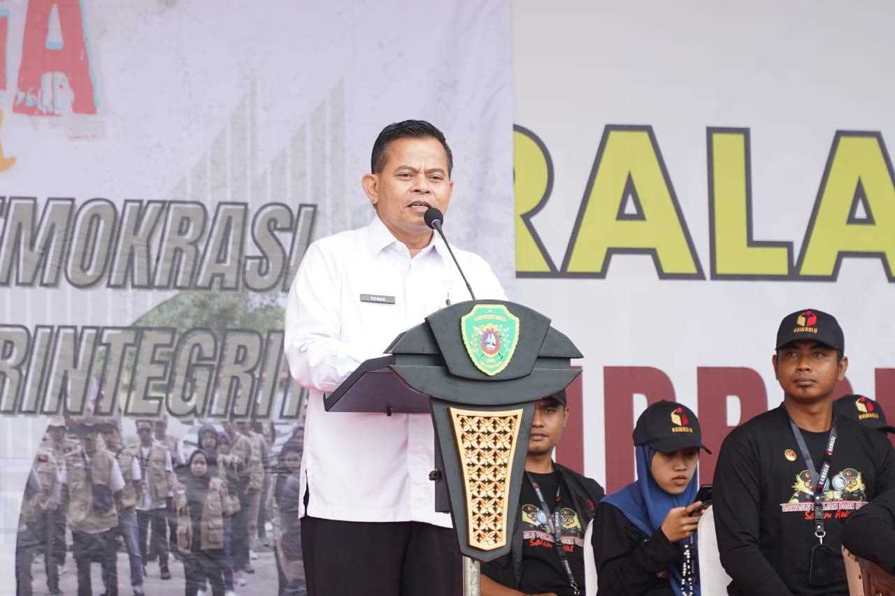 Hadiri Apel Siaga Pengawasan Kawal Pilkada 2024, Sekda Tohar : â€Peran Pengawas Pemilu, Bagian Penting Jalannya Pesta Demokrasiâ€