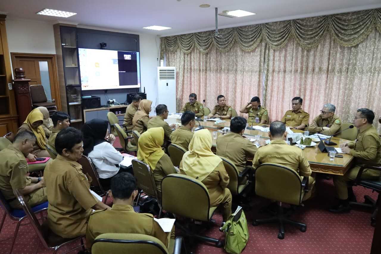 Dalam rangka menyambut dan mempersiapkan Kunjungan Kerja Gubernur Kalimantan Timur di Kabupaten Penajam Paser Utara, Sekretaris Daerah (Sekda) PPU, Tohar, memimpin rapat koordinasi bersama para asisten dan jajaran kepala bagian Sekretariat Kabupaten PPU. Rapat ini berlangsung di Ruang Rapat Sekda lantai 2 Kantor Bupati PPU pada Senin (15/9/2025).