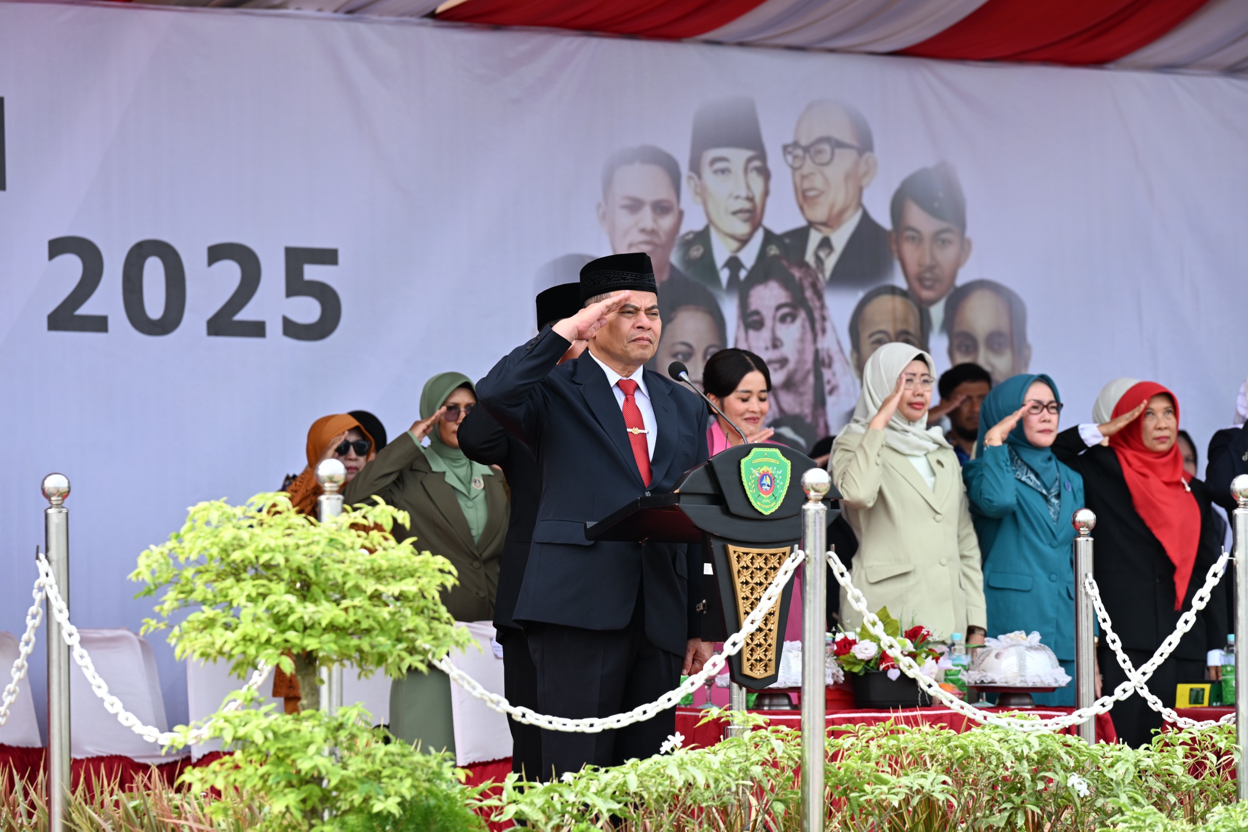 Sekda PPU Pimpin Upacara Hari Pahlawan 2025 di Halaman Kantor Bupati