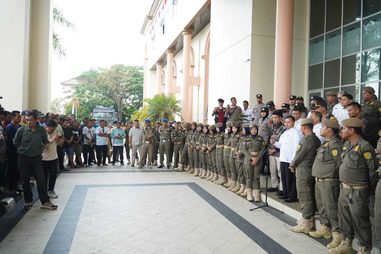 Puluhan Supir Truk Sampaikan Keluhan Kelangkaan Solar, Pemkab PPU Fasilitasi Dialog Bersama Pertamina.