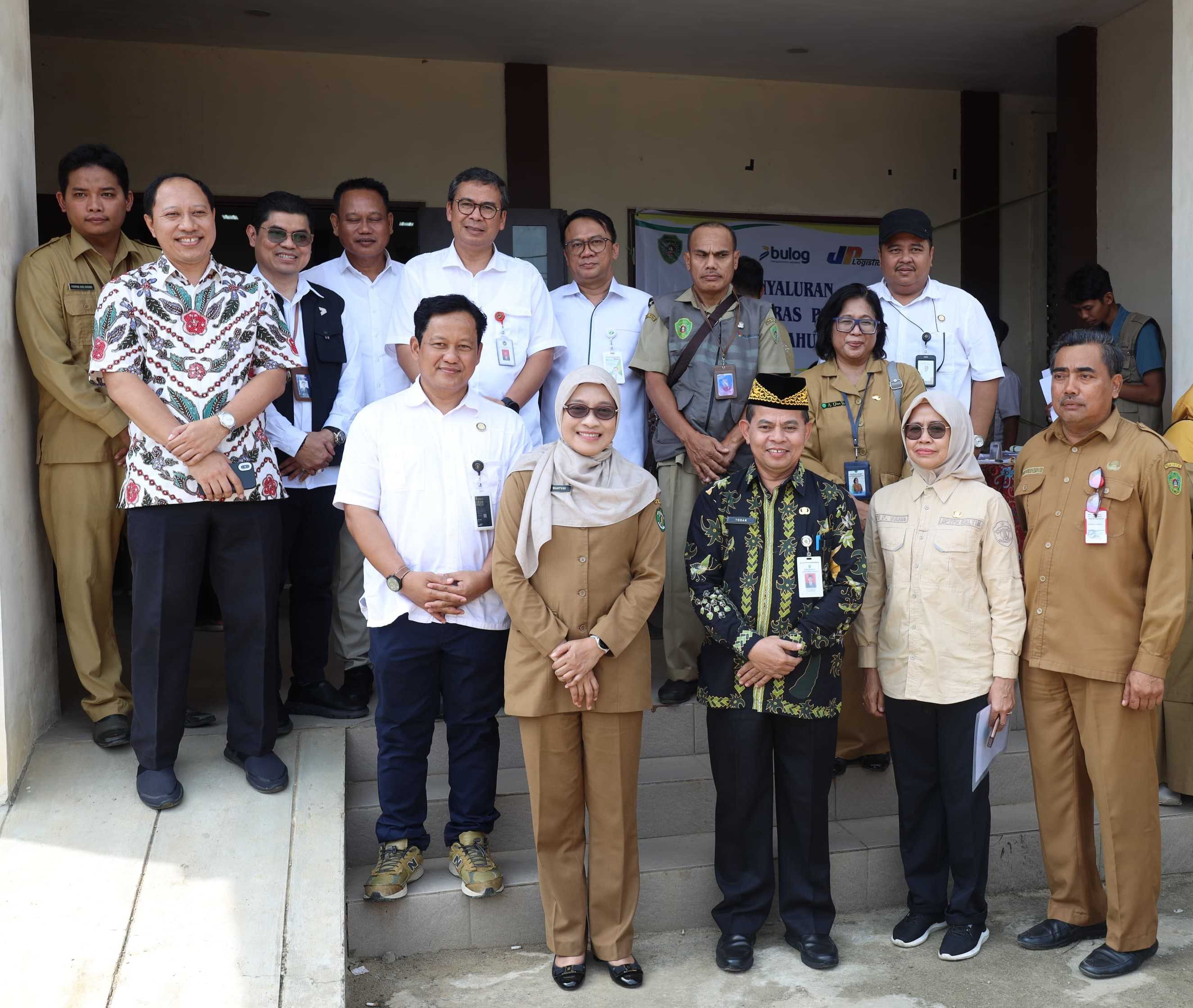 Sekda PPU Dampingi Menko PMK RI Salurkan Bantuan Pangan Kepada Warga Sepaku