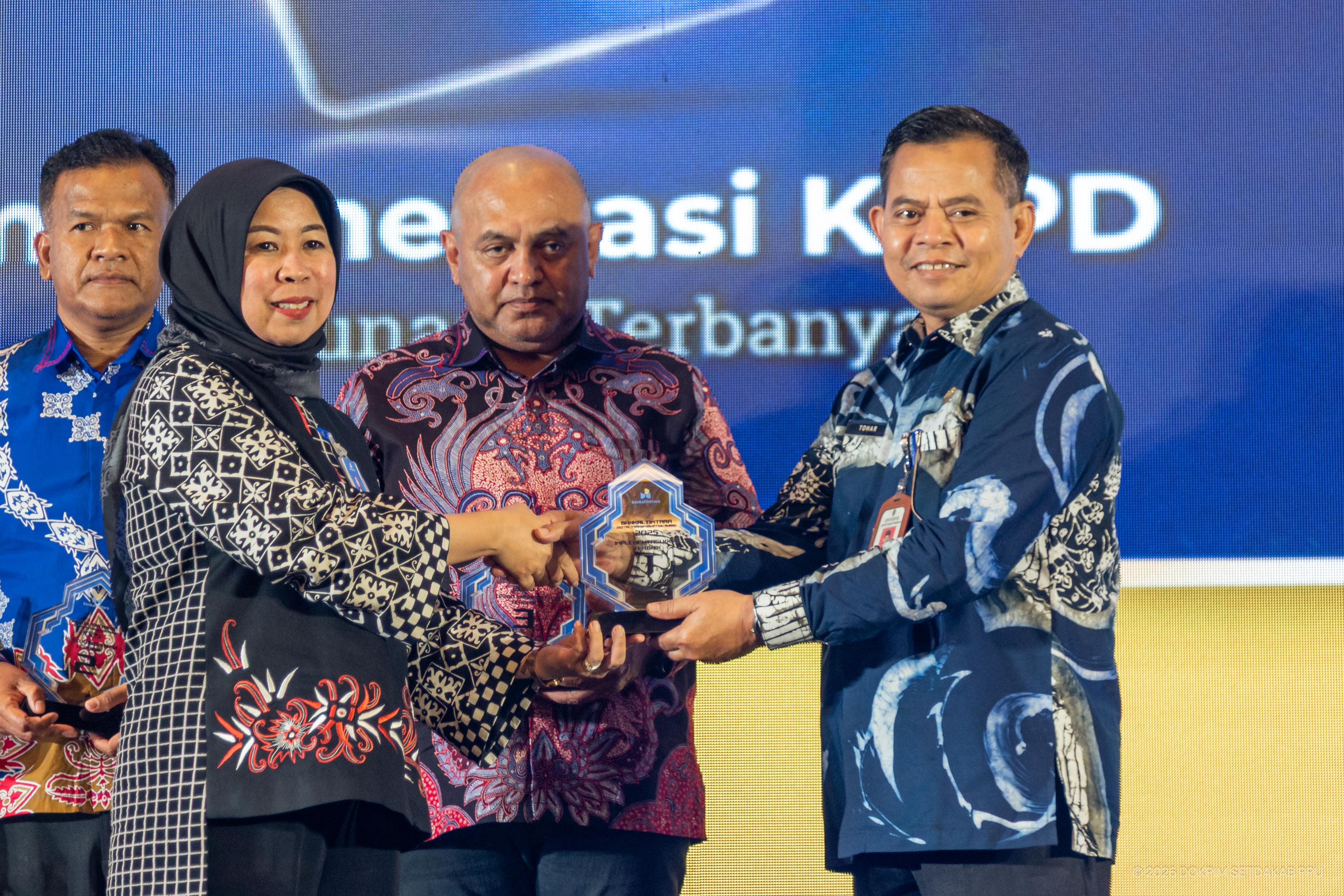 Pemda PPU Raih Bankaltimtara Digital Transformation Award 2025, Sekda Tohar Hadiri High Level Forum Digitalisasi SIPD RI di Balikpapan